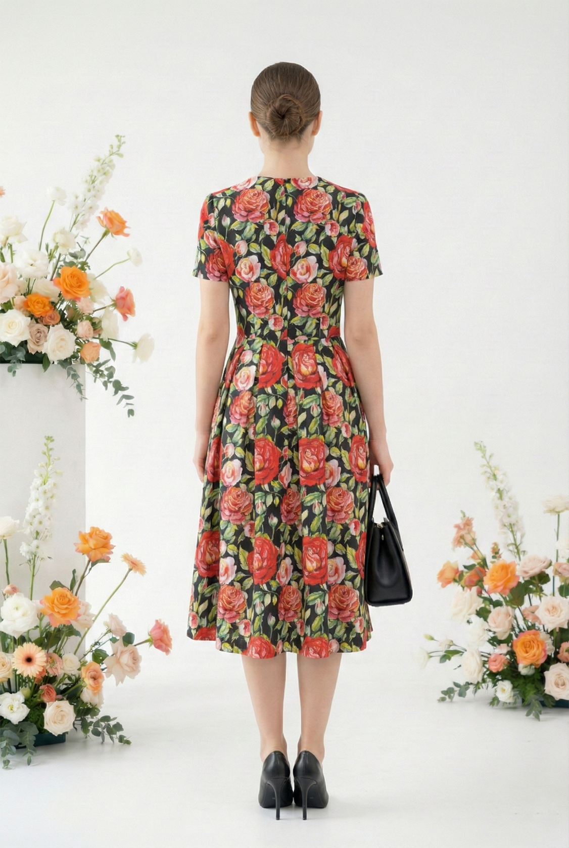 Đầm vải thô lụa in hoa đỏ dáng ôm chân xếp ly cổ tròn tay ngắn thiết kế MAZANO