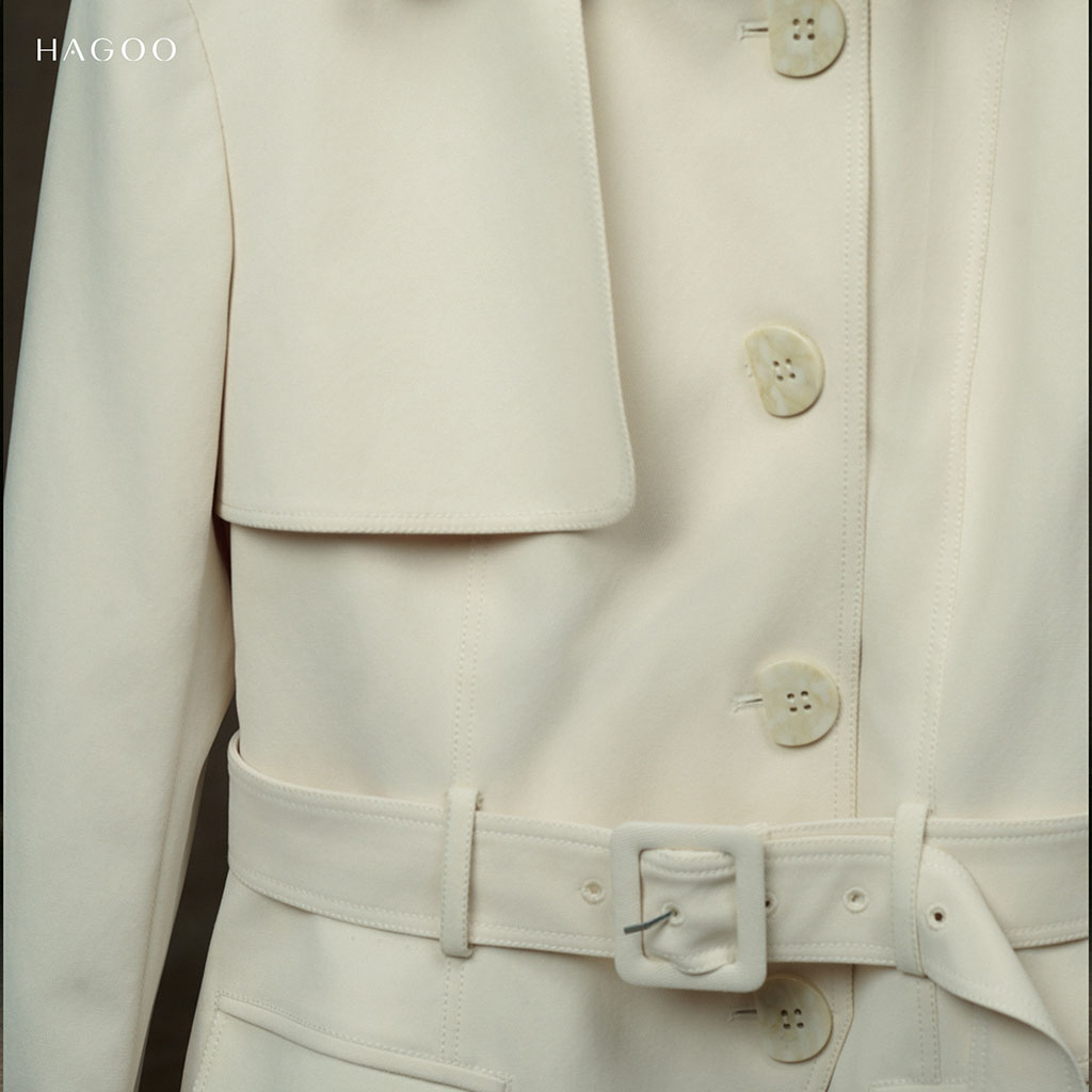 Áo được may từ chất liệu kaki Nhật, nổi bật với độ đứng phom và bề mặt vải mịn, chắc tay