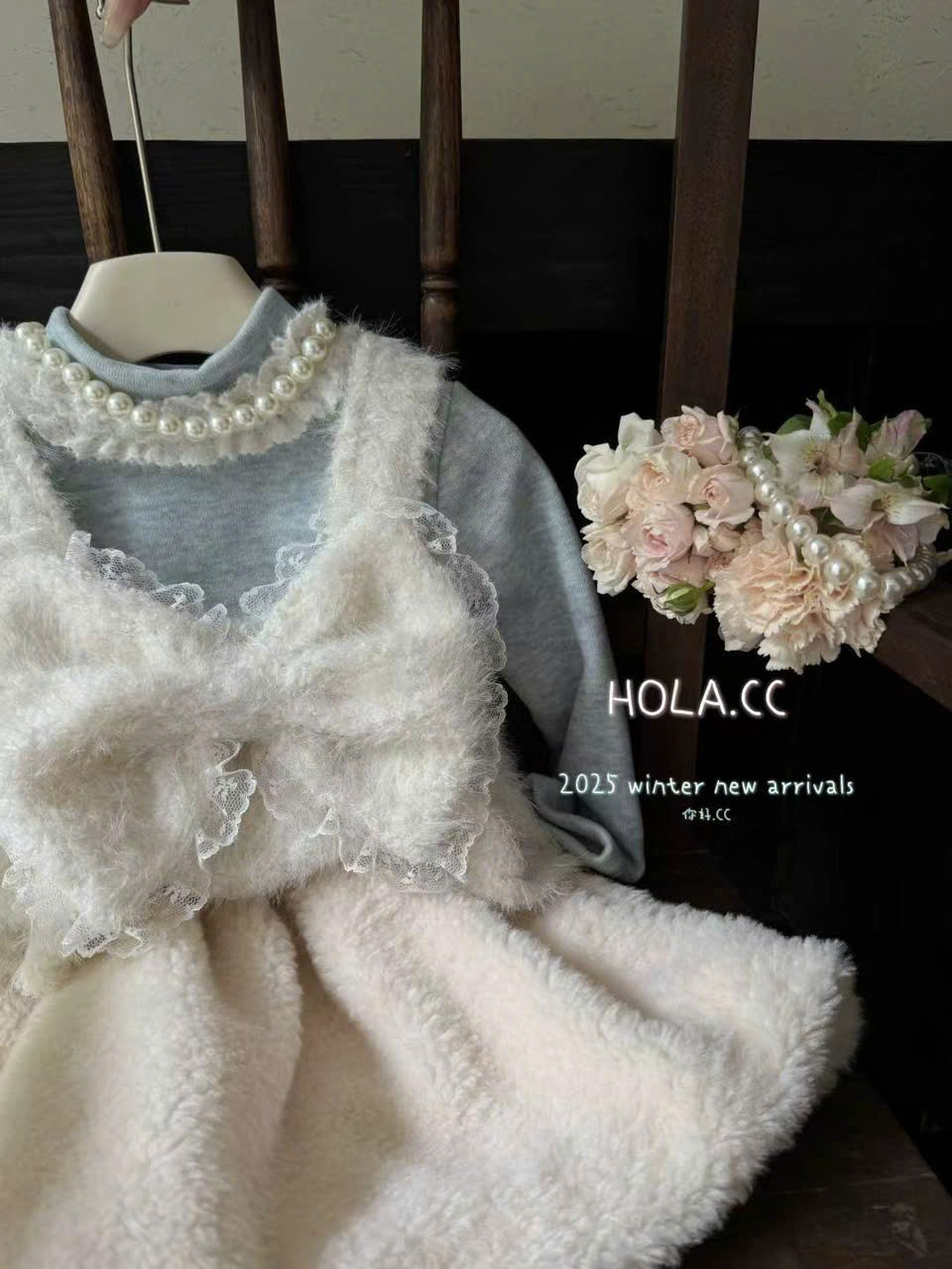 (G248) Áo gile nơ kèm chân váy xòe màu trắng