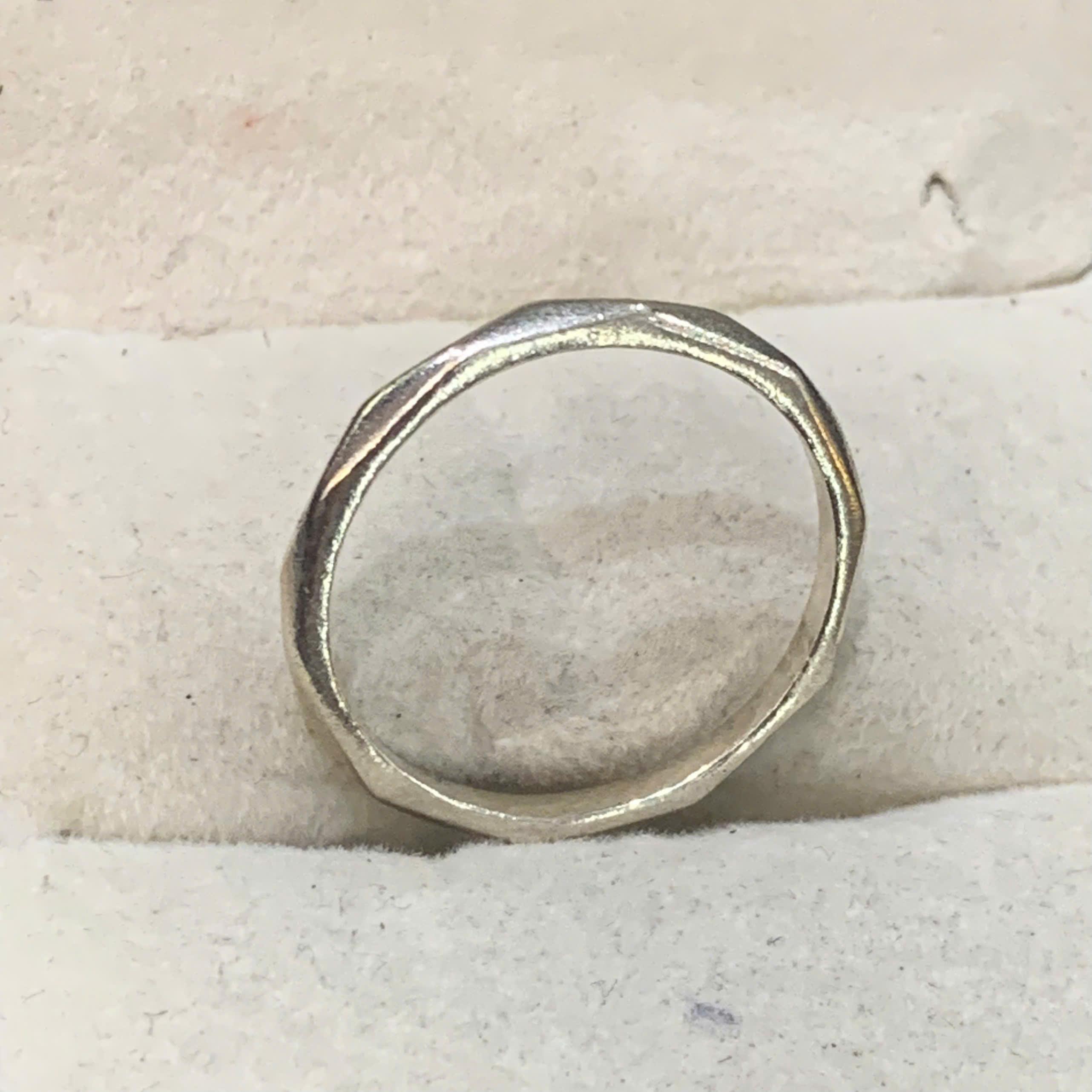 Nhẫn bạc trơn vát cạnh size 6.