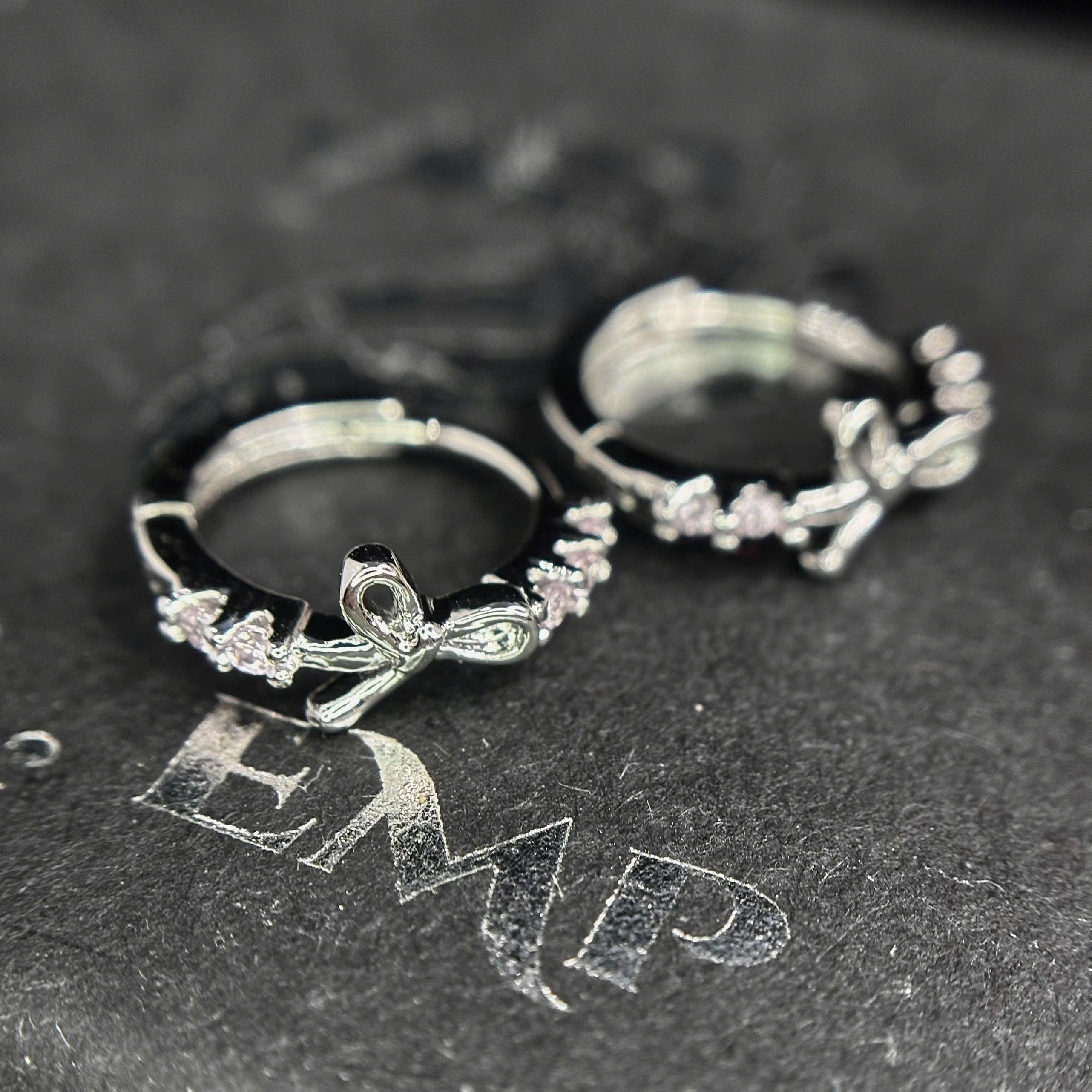 Khuyên vòng hợp kim mạ bạc nơ hồng size 8