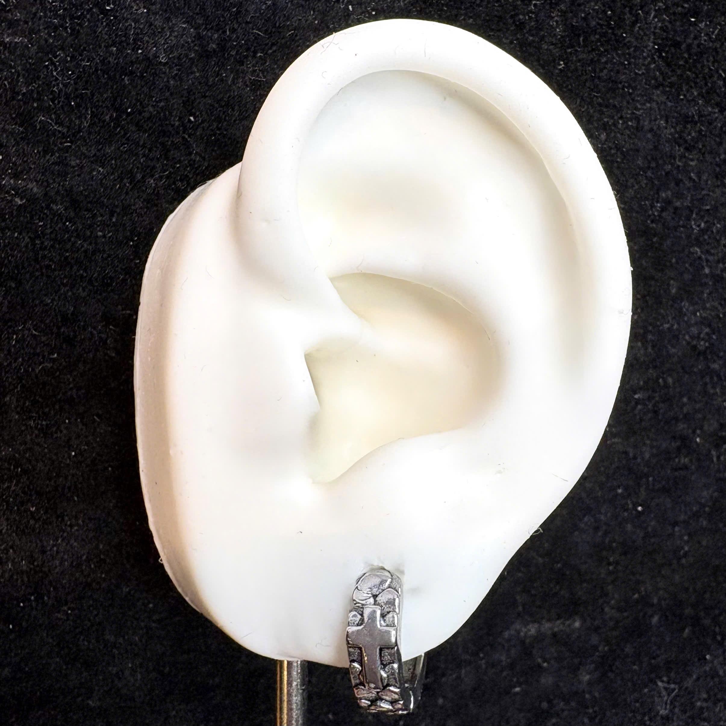 Khuyên vòng kiểu vẩy thánh giá