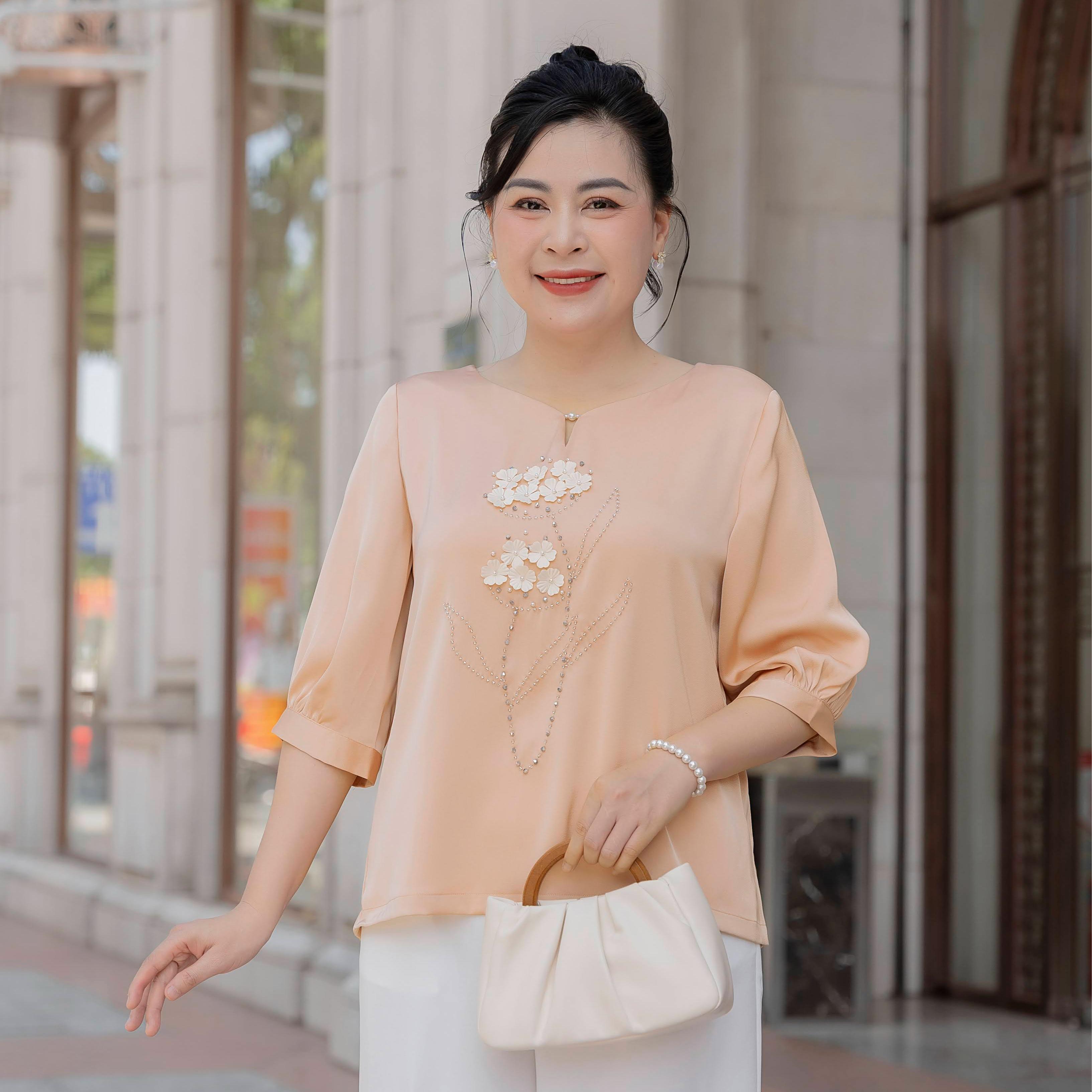 GUMOM - Áo Kiểu Trung Niên U50 U60 Cao Cấp Cổ Tròn Tay Lỡ đính kết thủ công hoa ngọc trai, kim sa và đá cao cấp Sang Trọng Cho Nữ - Women Nhung Kem Xanh Nho Tua Rua Top Voi