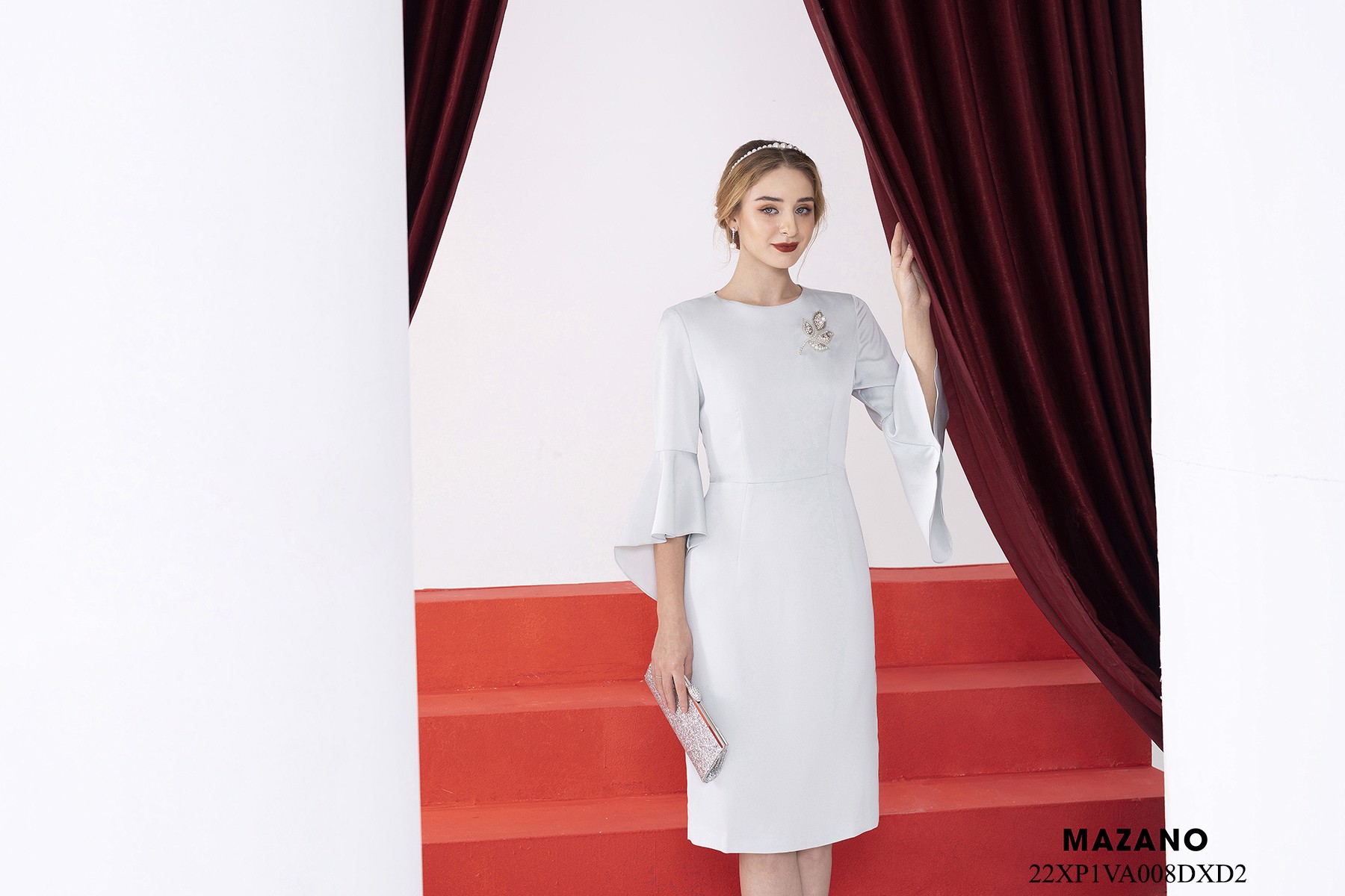 Đầm tiệc xanh nhạt đính đá thay loe mullet