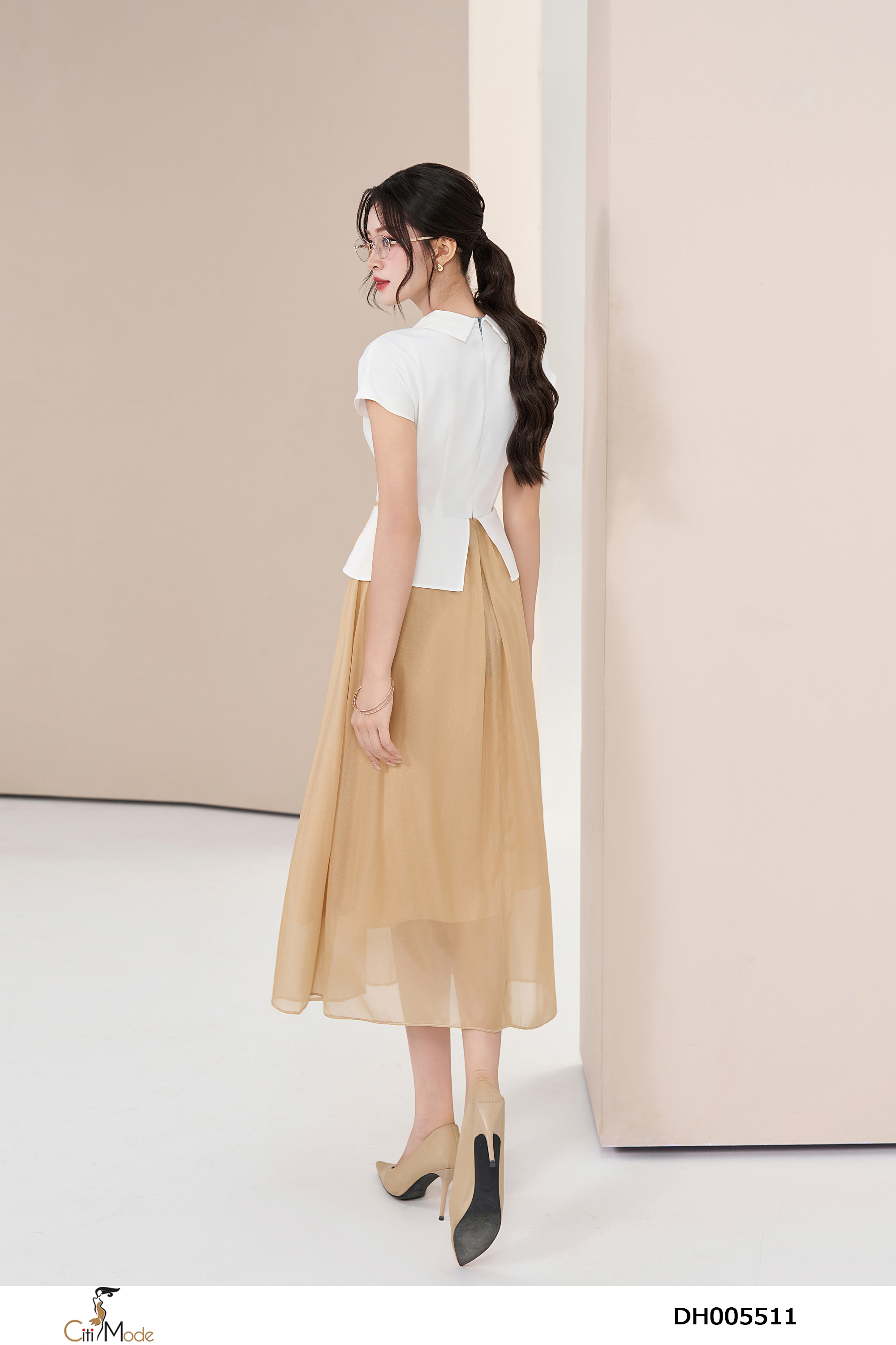 Đầm xòe voan nâu phối trắng cổ V thắt đai eo