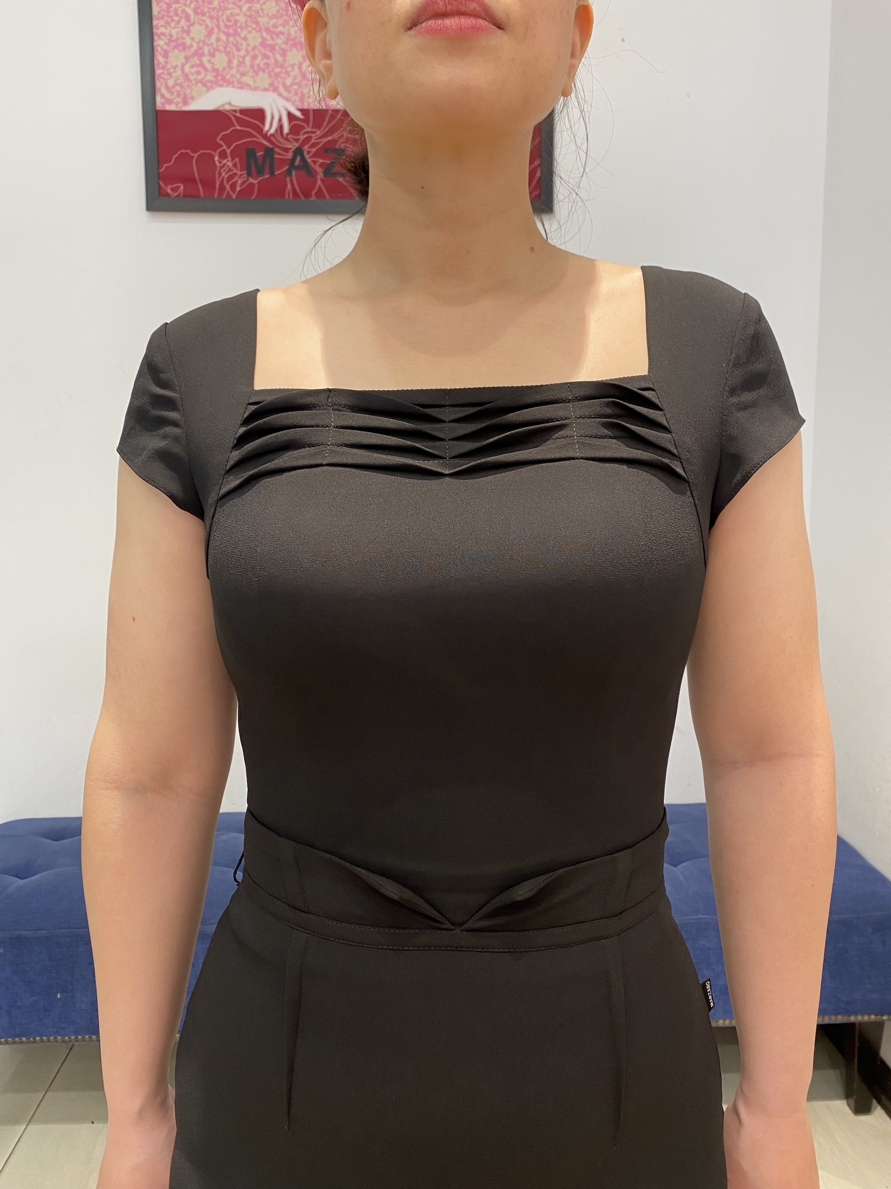 Đầm đen thân ôm tay hến cổ thuyền