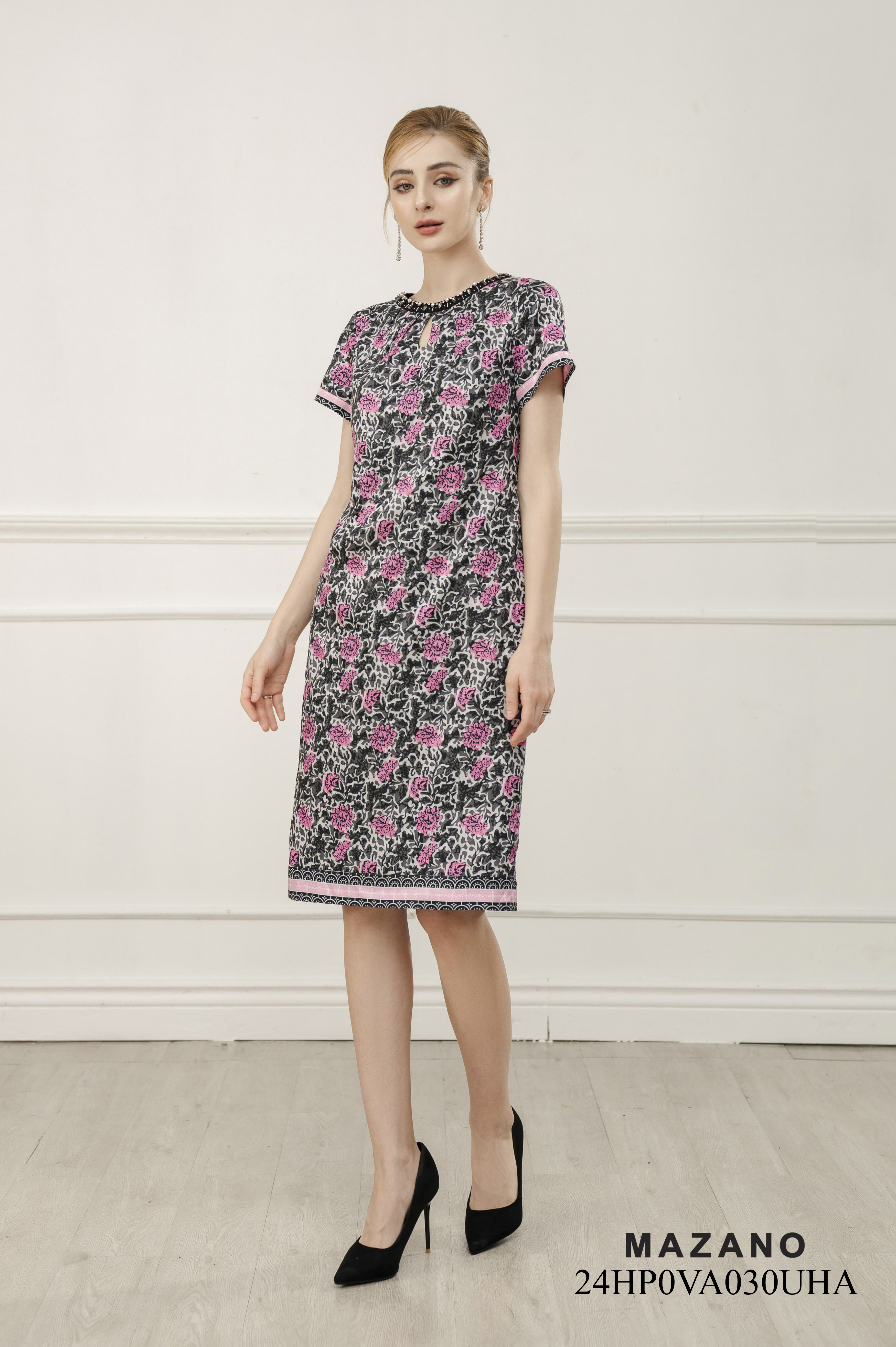 Đầm suông phối họa tiết đính cổ