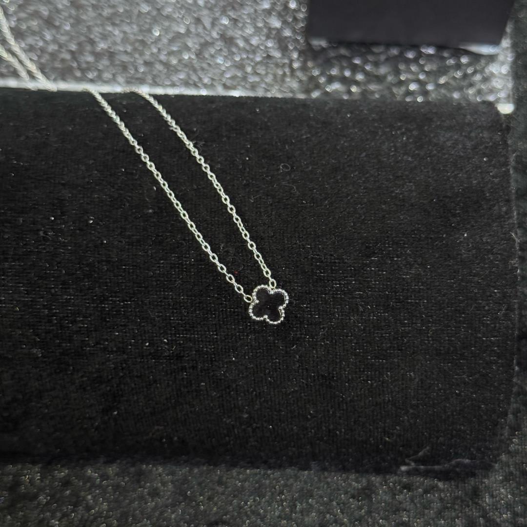 vòng cổ van cleef đen nhỏ viền bi bạc