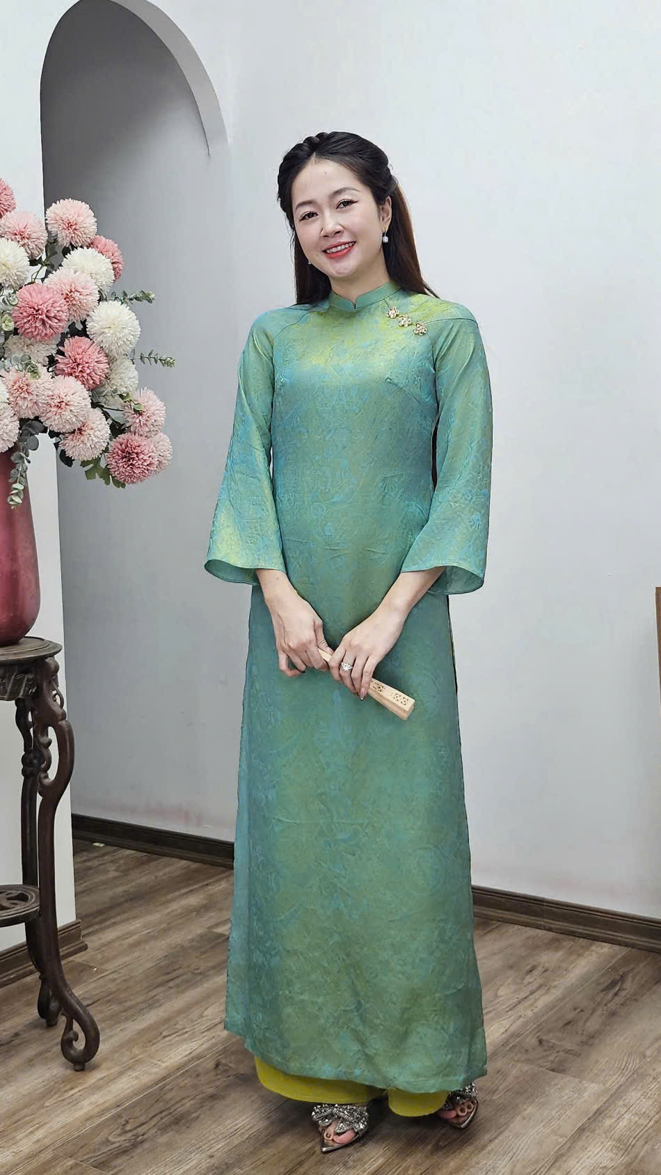 CT329 áo dài cách Tân cổ 2p tay loe dài tơ óng xanh_thumbnail_2