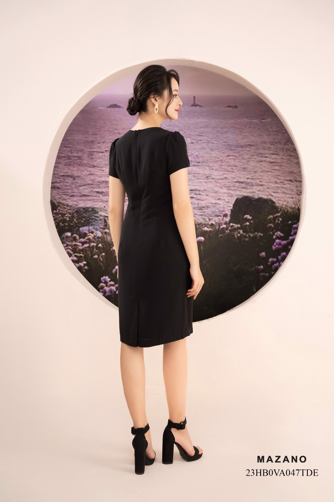 Đầm suông vừa đính hoa bố cục 23HB0VA047TDE