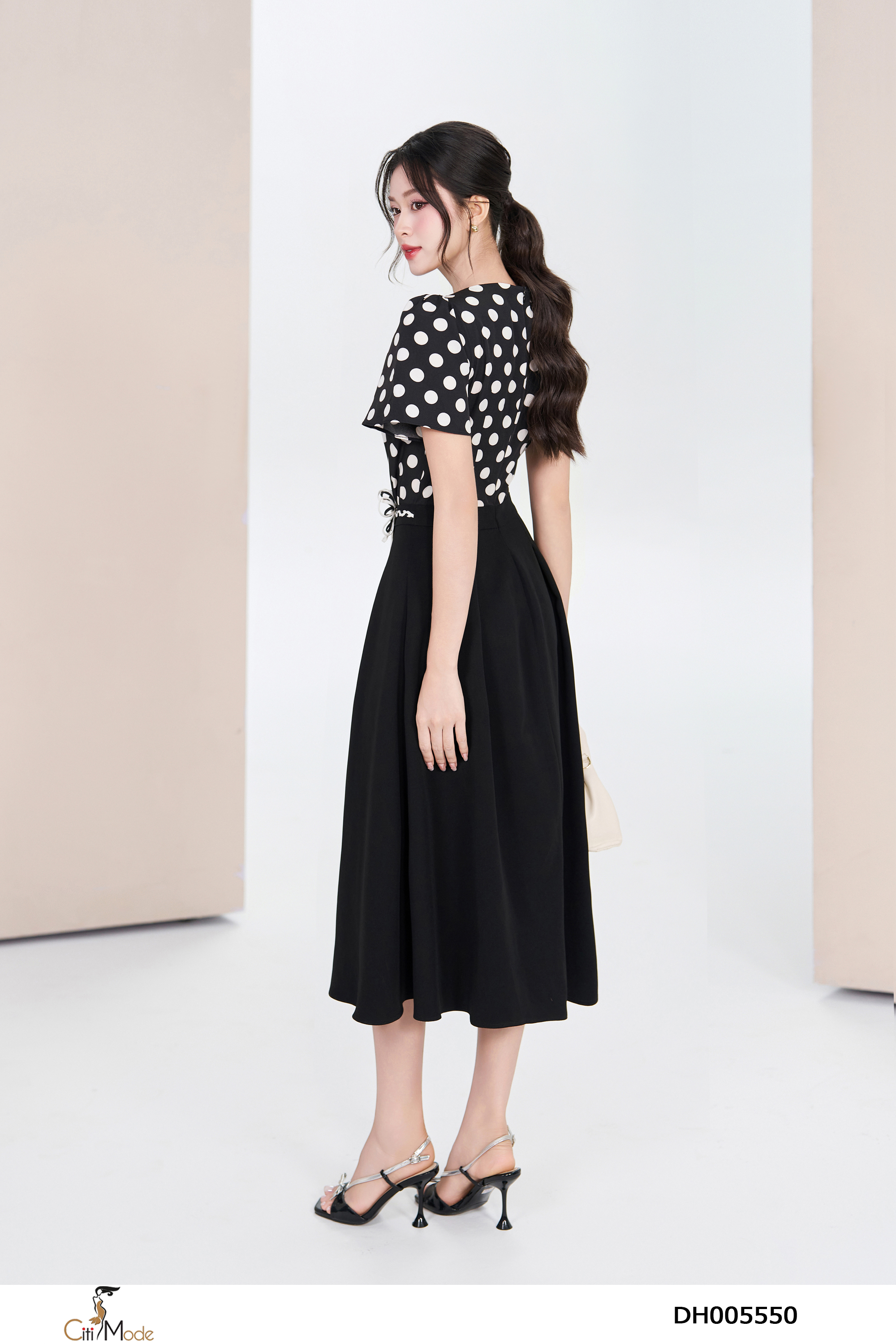 Đầm xòe đen phối chấm bi cổ tròn đai hoa eo