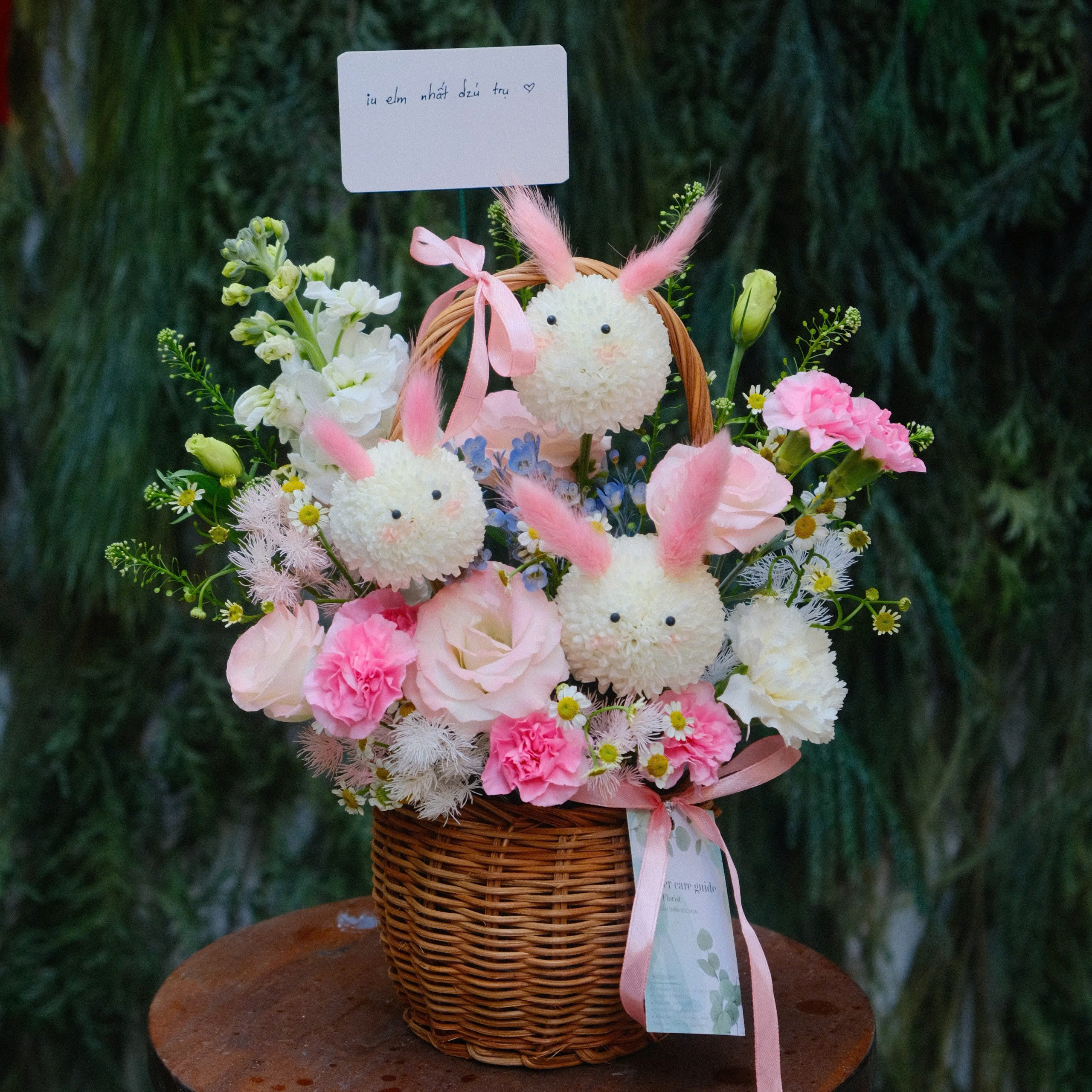 Giỏ hoa mây Thỏ hồng size S