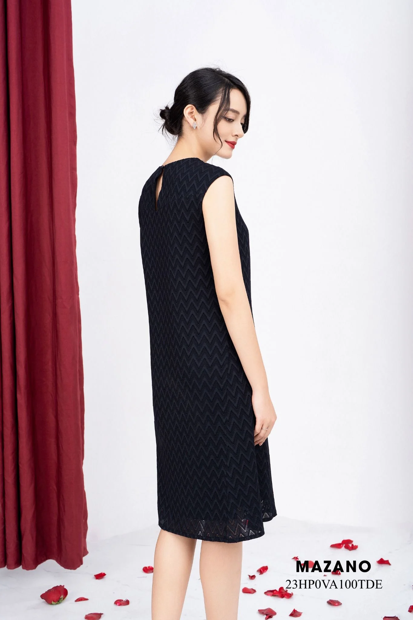 Đầm suông A tay chờm cổ đính trang trí