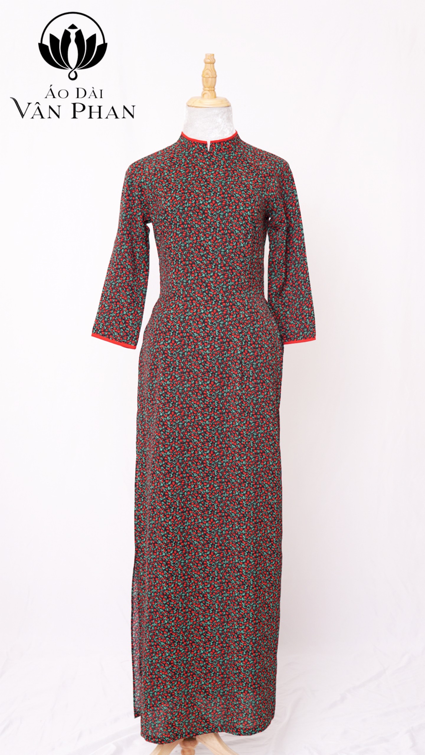 A2026 áo dài lụa hàn châu cổ 2p nền đen hoa nhí đỏ lai cổ đỏ