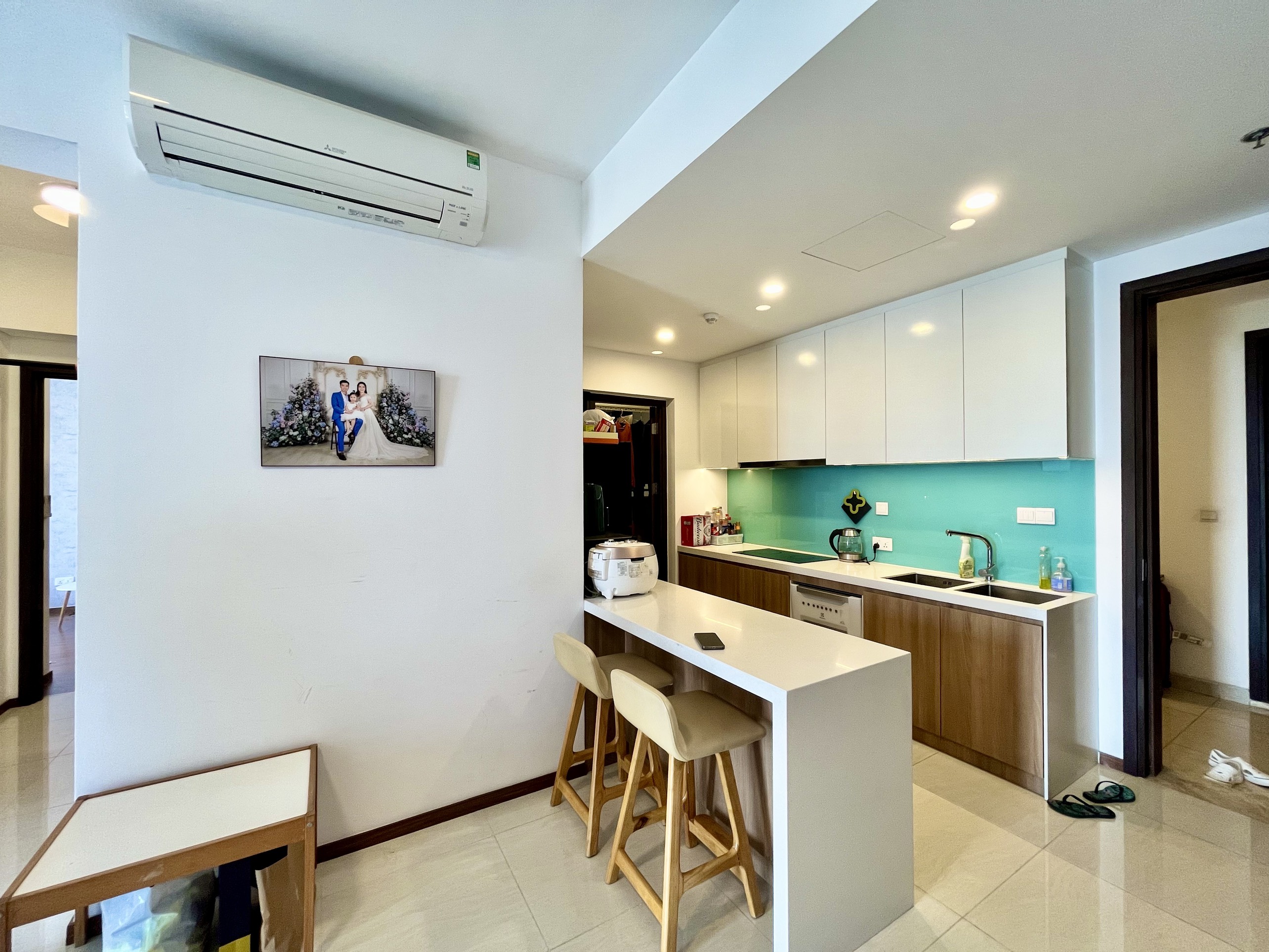 Cho thuê 2 phòng ngủ One Verandah, trang bị mới cao cấp, view sông cực đẹp
