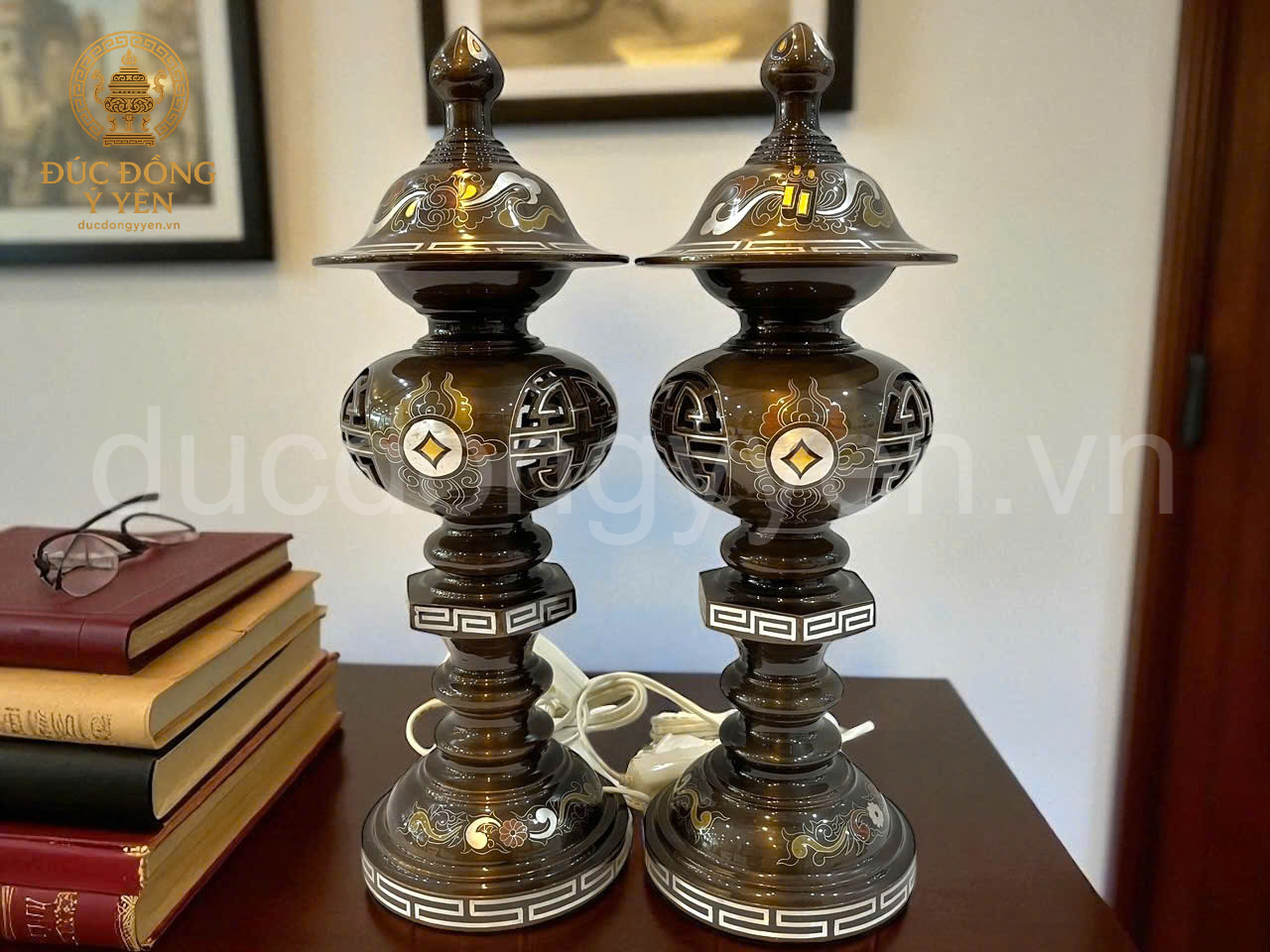 Đèn bày trên ban thờ khảm ngũ sắc đúc đồng đỏ 