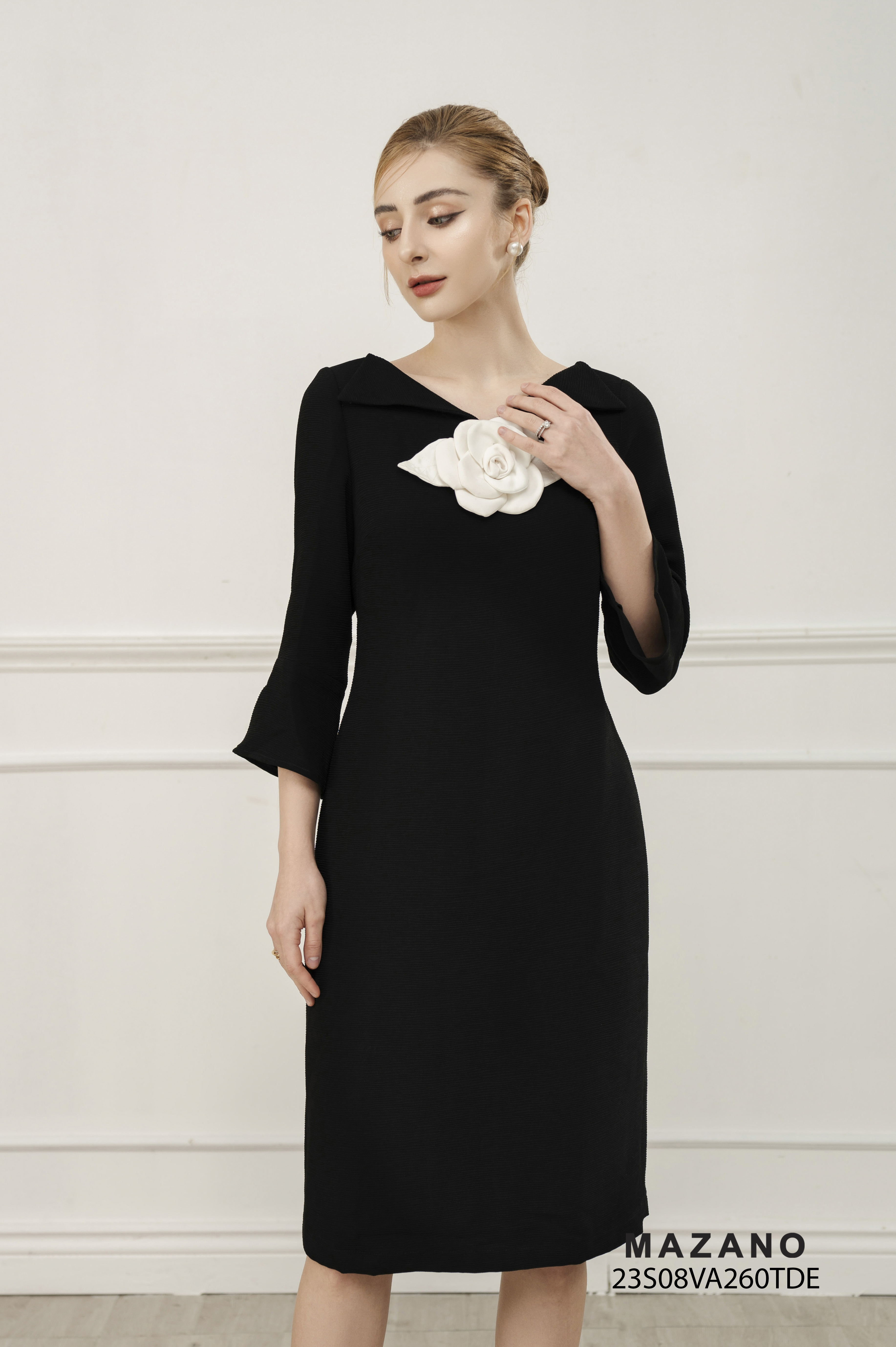 Đầm suông dài, cổ cách điệu đính hoa cuốn