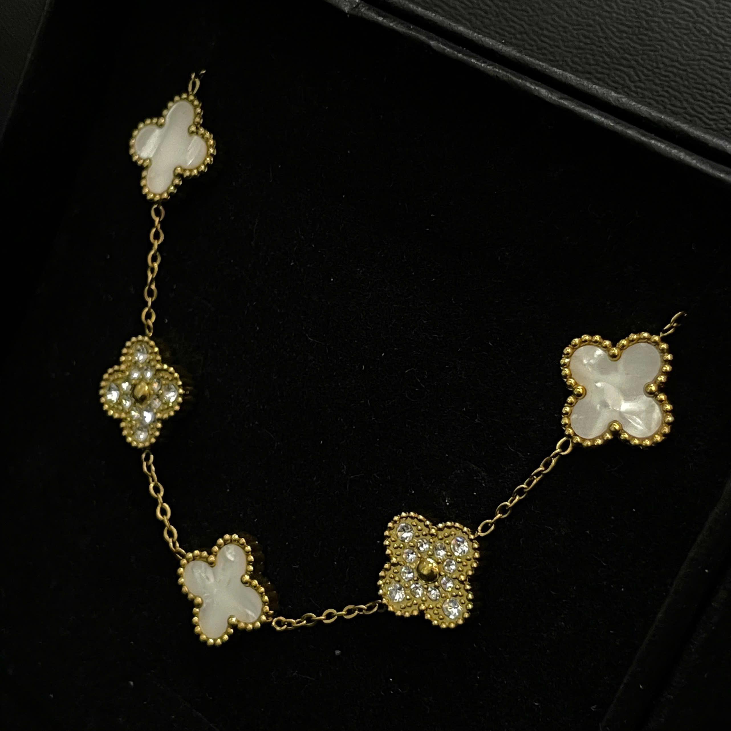 Vòng tay van cleef đá trắng xen kẽ đá kim cương màu vàng_thumbnail_1