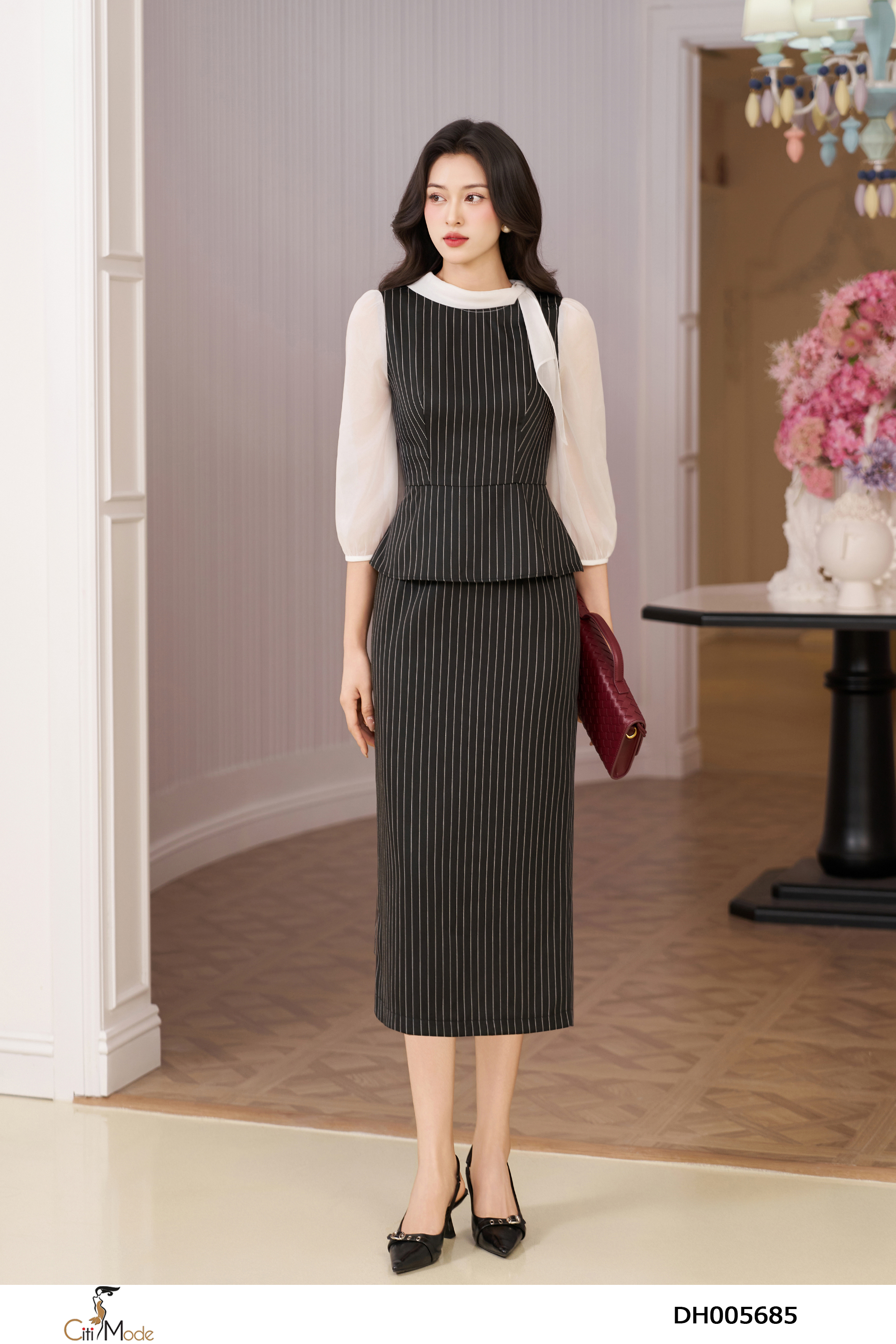 Đầm ôm liền peplum kẻ đen phối trắng cổ vạt nơ