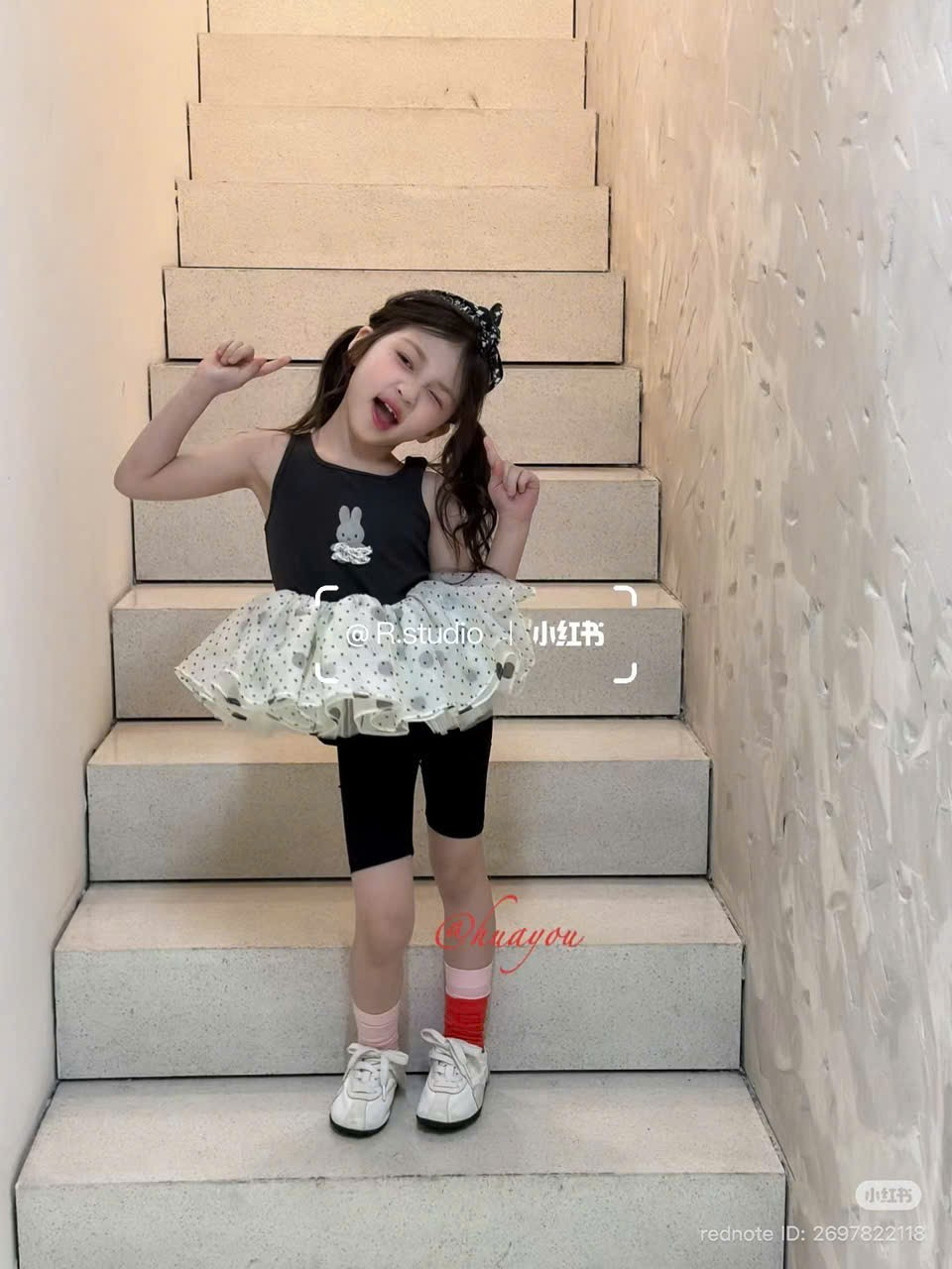 HY21 - Set sát nách đen đính thỏ viền bèo chấm bi kèm quần legging đùi hãng HuaYou