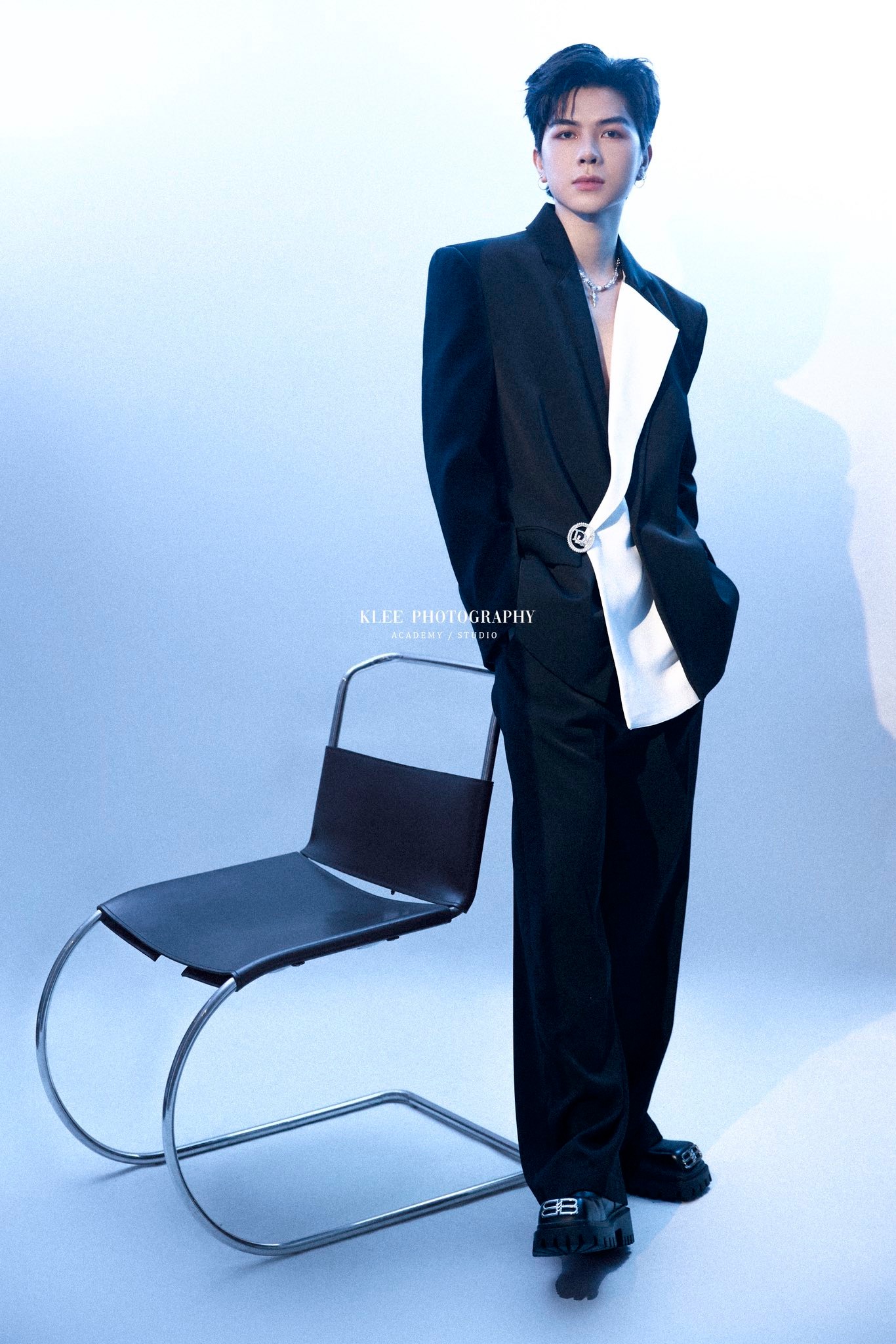 Suit đen phối trắng – Tối giản & thời thượng