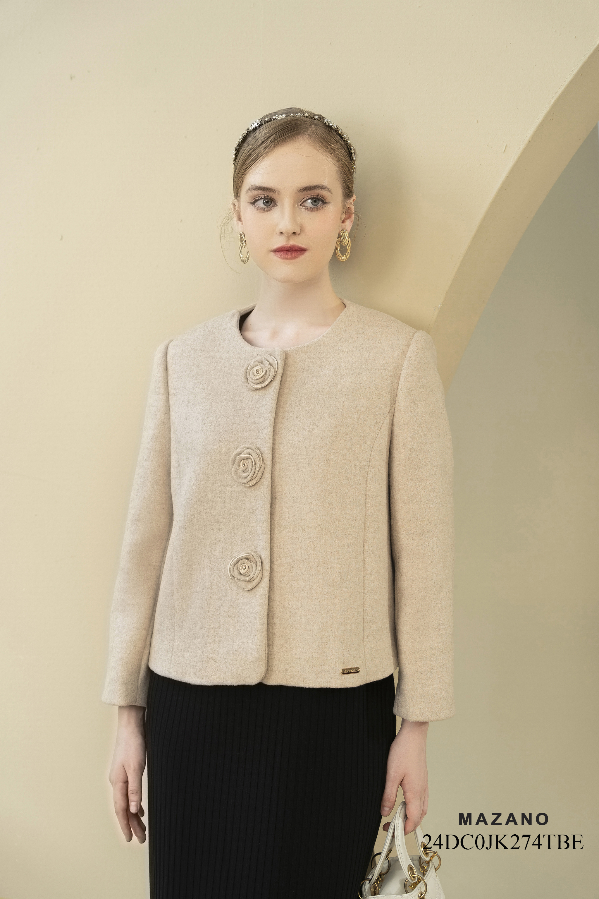 Áo khoác suông ngắn Vải Dạ lông cừu nhập khẩu Đính trang trí cúc hoa Cổ tròn Tay dài Dài qua eo