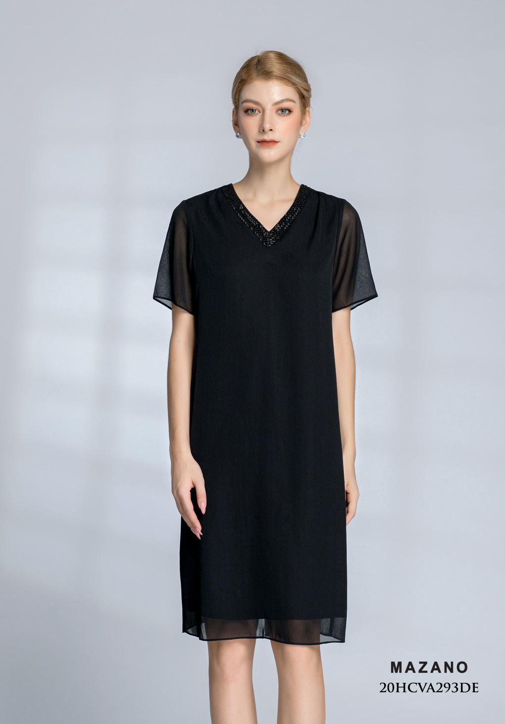 Đầm đen suông cổ V tim đính hạt_thumbnail_0