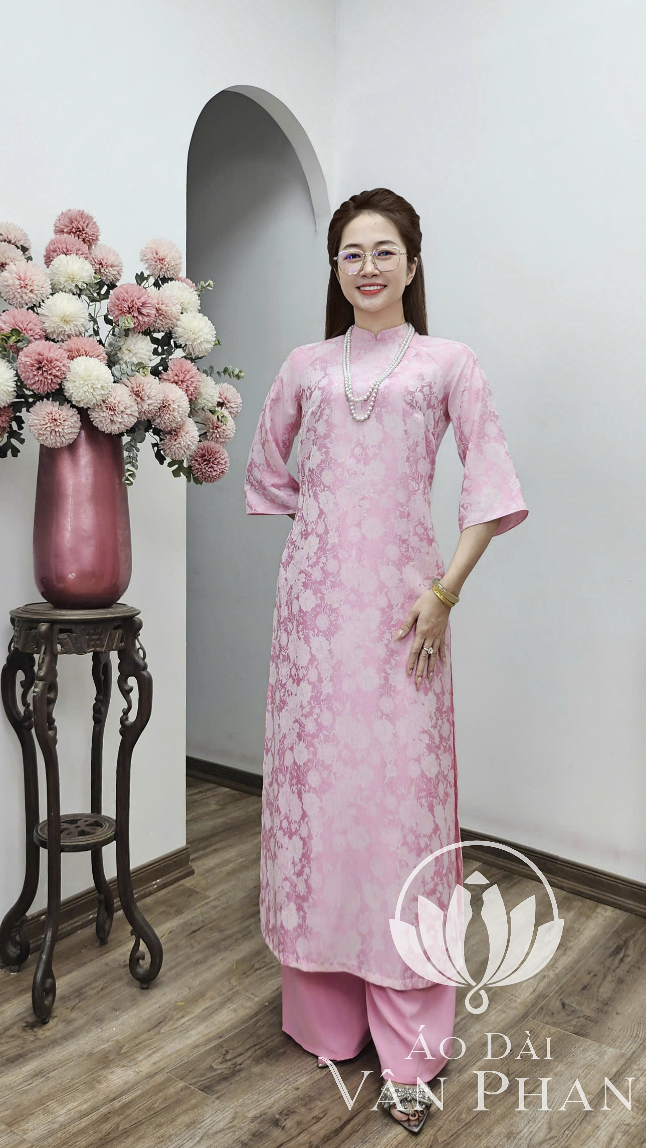 CT321 áo dài cách tân gấm 2p tay loe màu Hồng Nhật hoa trắng