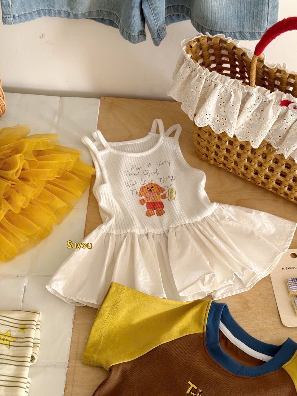 SU87 - Áo 2 dây kèm voan màu kem hãng Suyou