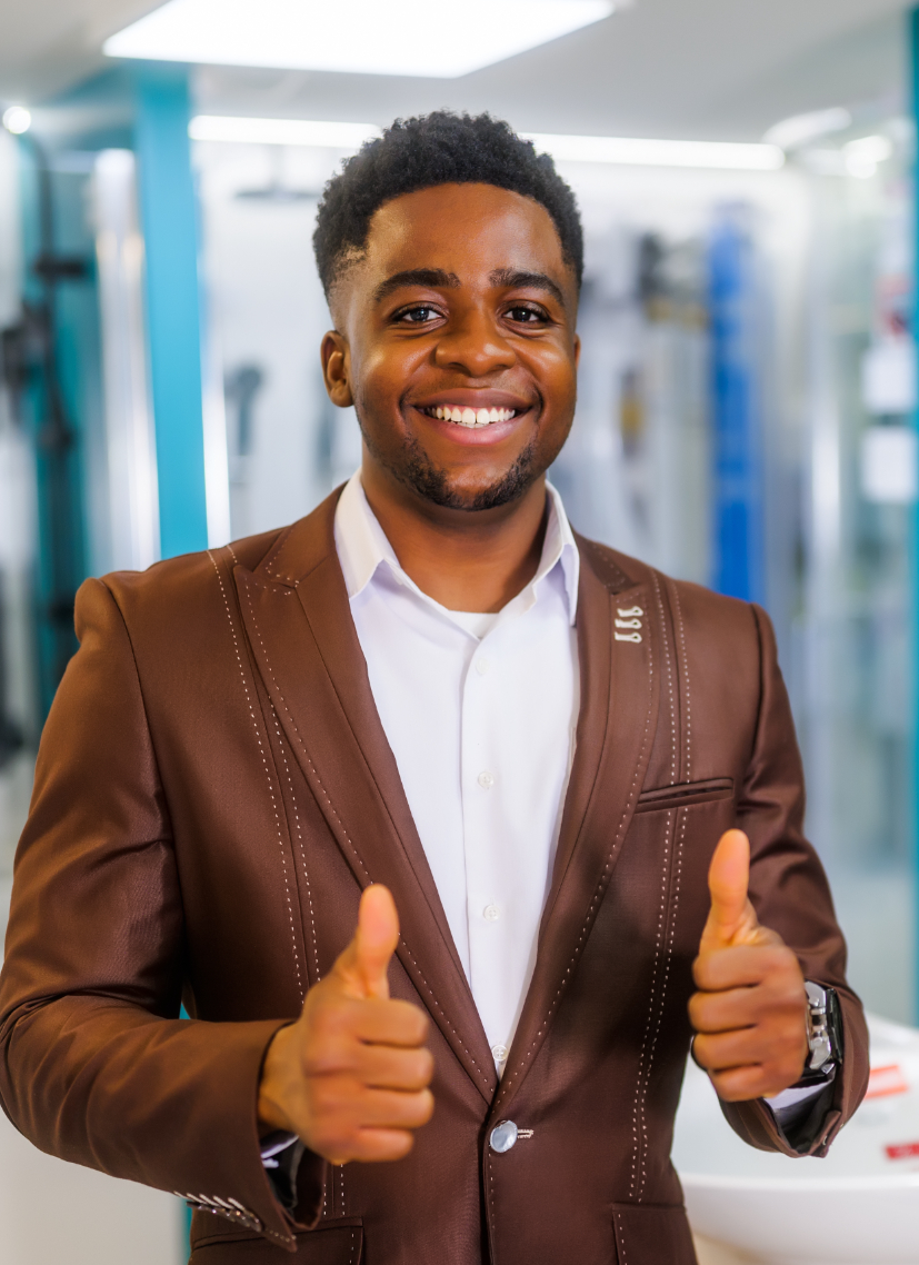 vecteezy_portrait-of-salesperson-in-bathroom-store-happy-man-works_40152841