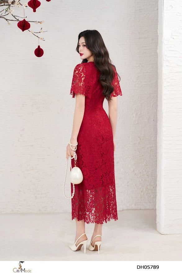 Đầm ôm ren đỏ tay chơm đính hoa ngực