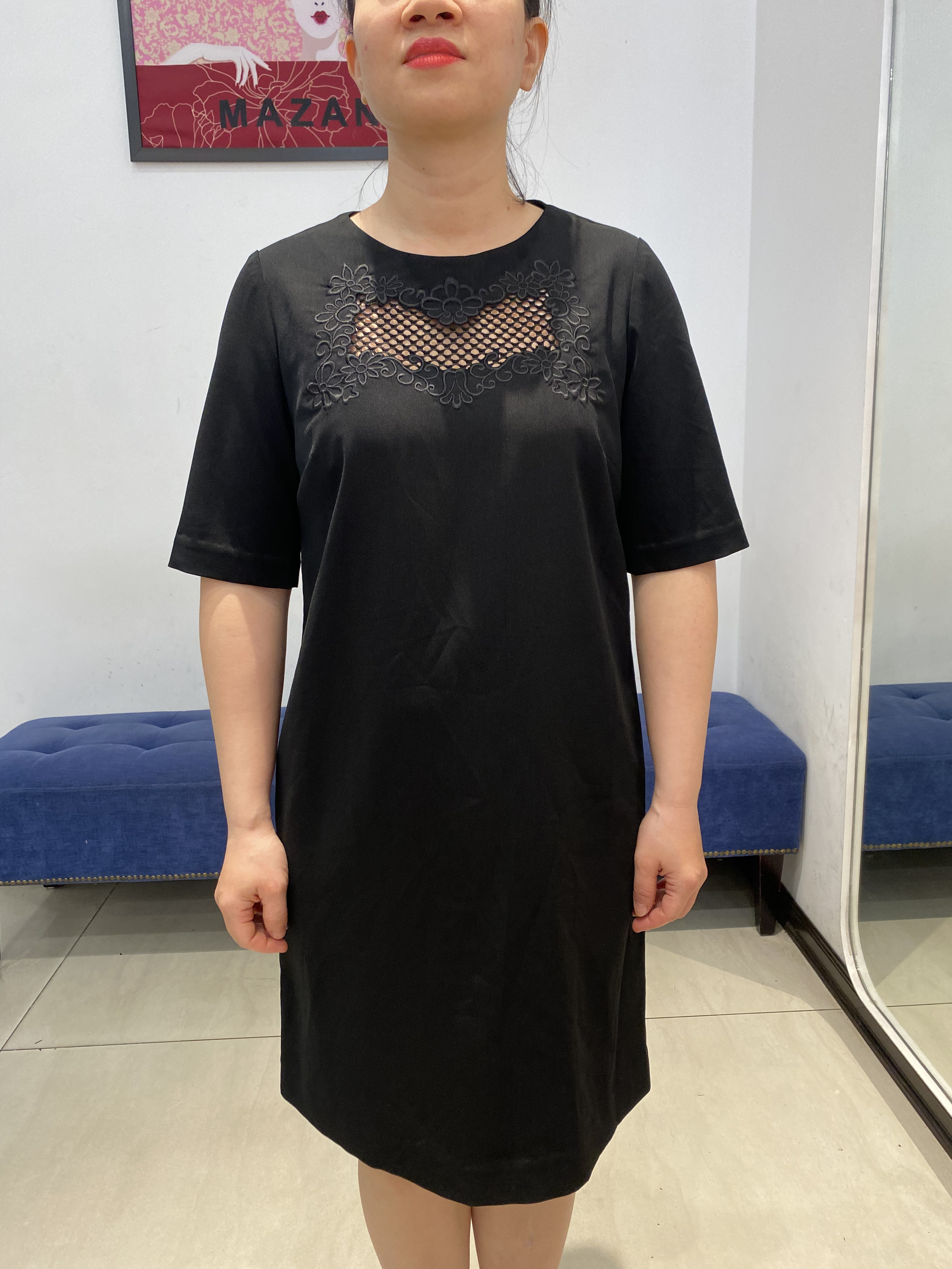 Đầm suông đen thêu ô ngực