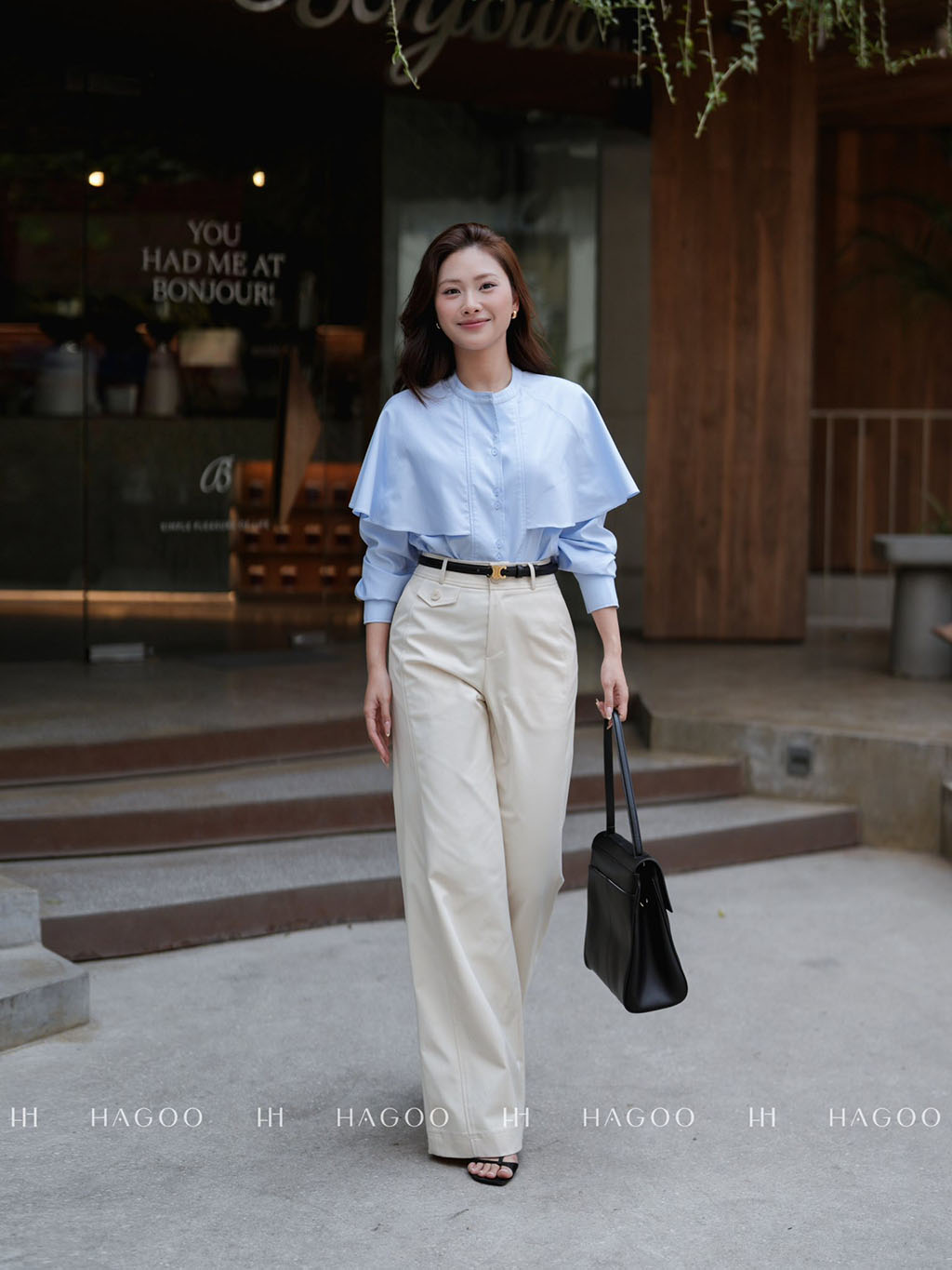 អ្នកអាចតាមនាងពីការិយាល័យនៅពេលព្រឹករហូតដល់ការណាត់ជួបផឹកកាហ្វេ។