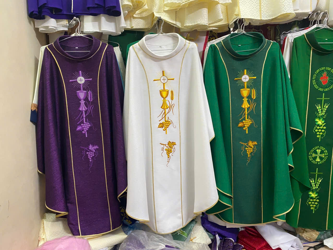 Áo lễ linh mục màu trắng đẹp_thumbnail_1