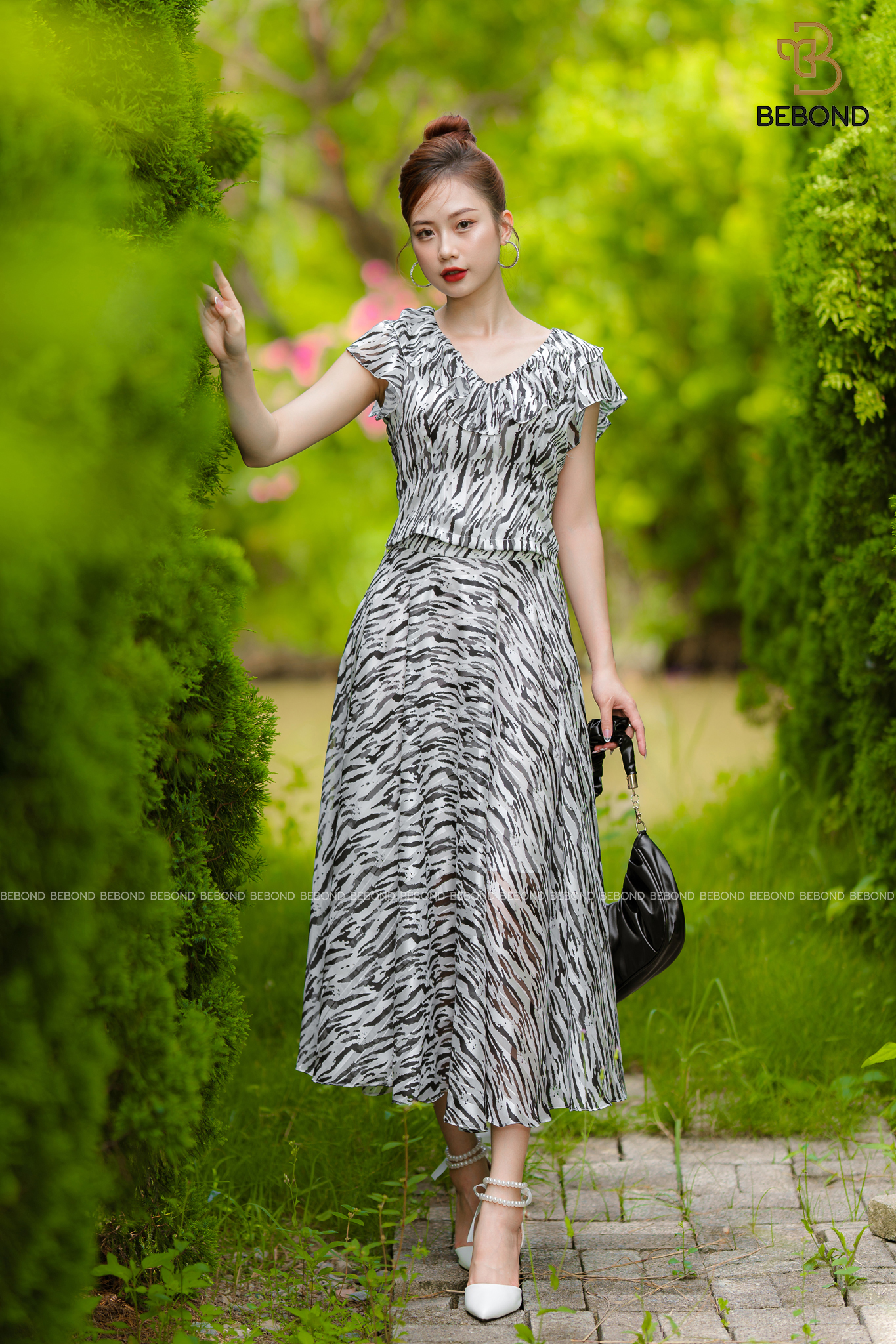 SET BỘ ÁO CỔ BÈO - CHÂN VÁY HOẠ TIẾT NGỰA VẰN ĐEN KATE_thumbnail_0