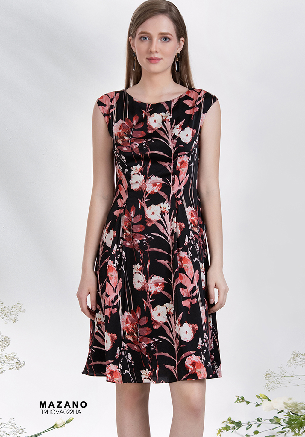 Đầm đen suông họa tiết hoa đỏ