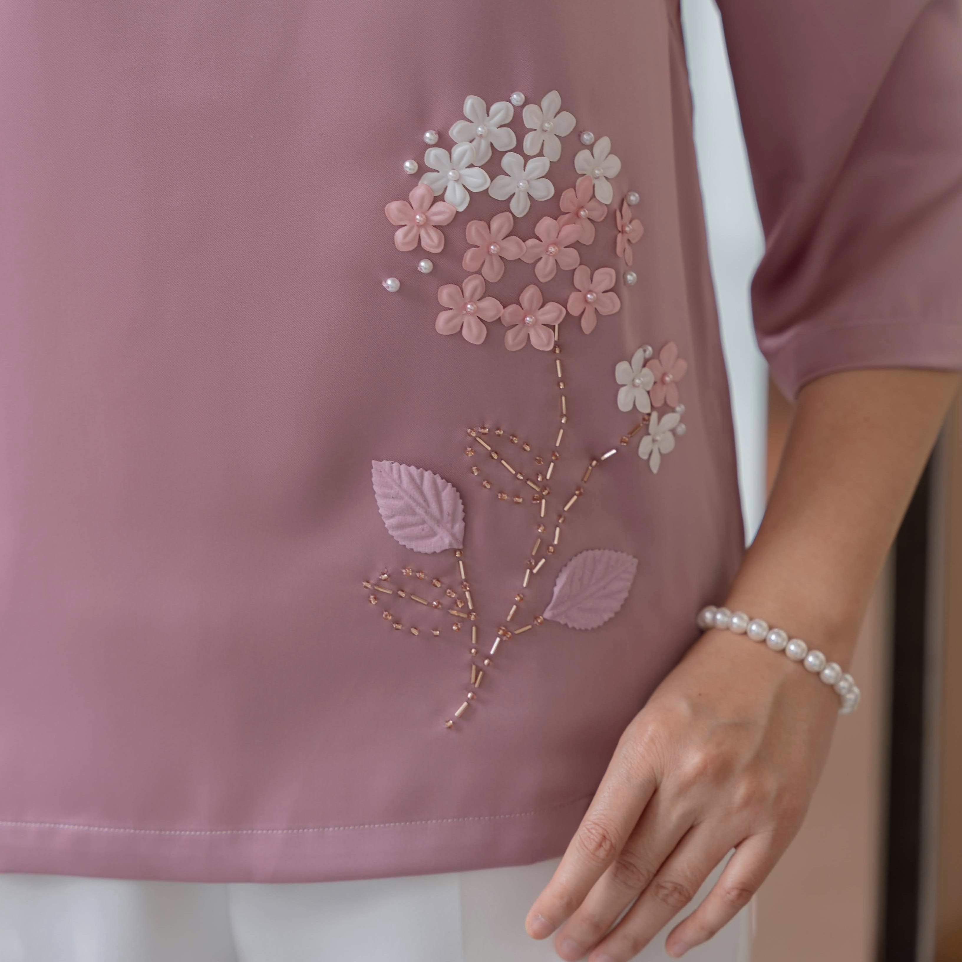 GUMOM - Áo Kiểu Trung Niên U50 U60 Cao Cấp Cổ Tròn Tay Lỡ Thêu Hoa Đính Nút Sang Trọng Cho Nữ - Women Nhung Kem Xanh Nho Tua Rua Top Voi_thumbnail_1