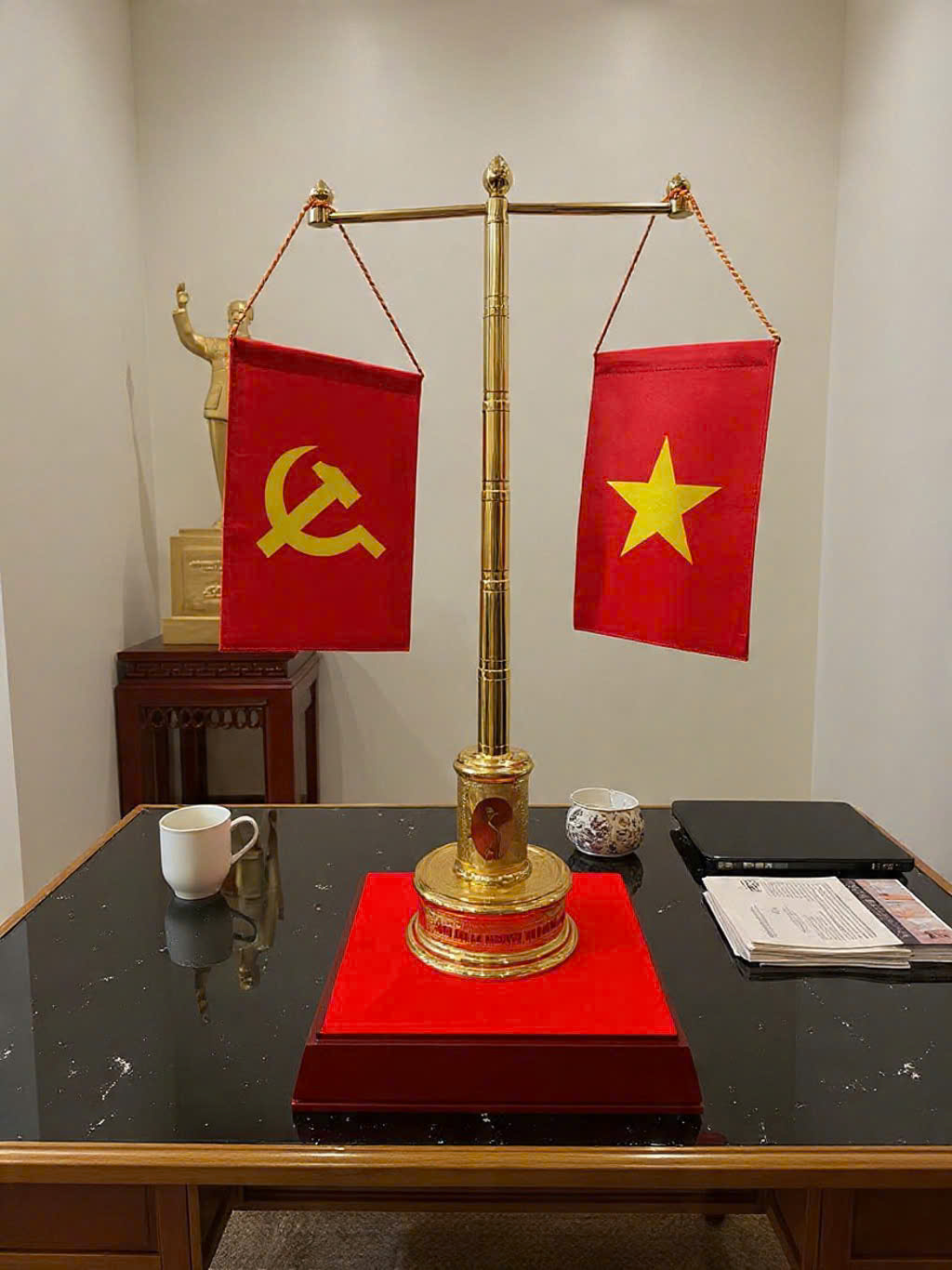 Cột cờ để bàn làm việc mạ vàng 24k