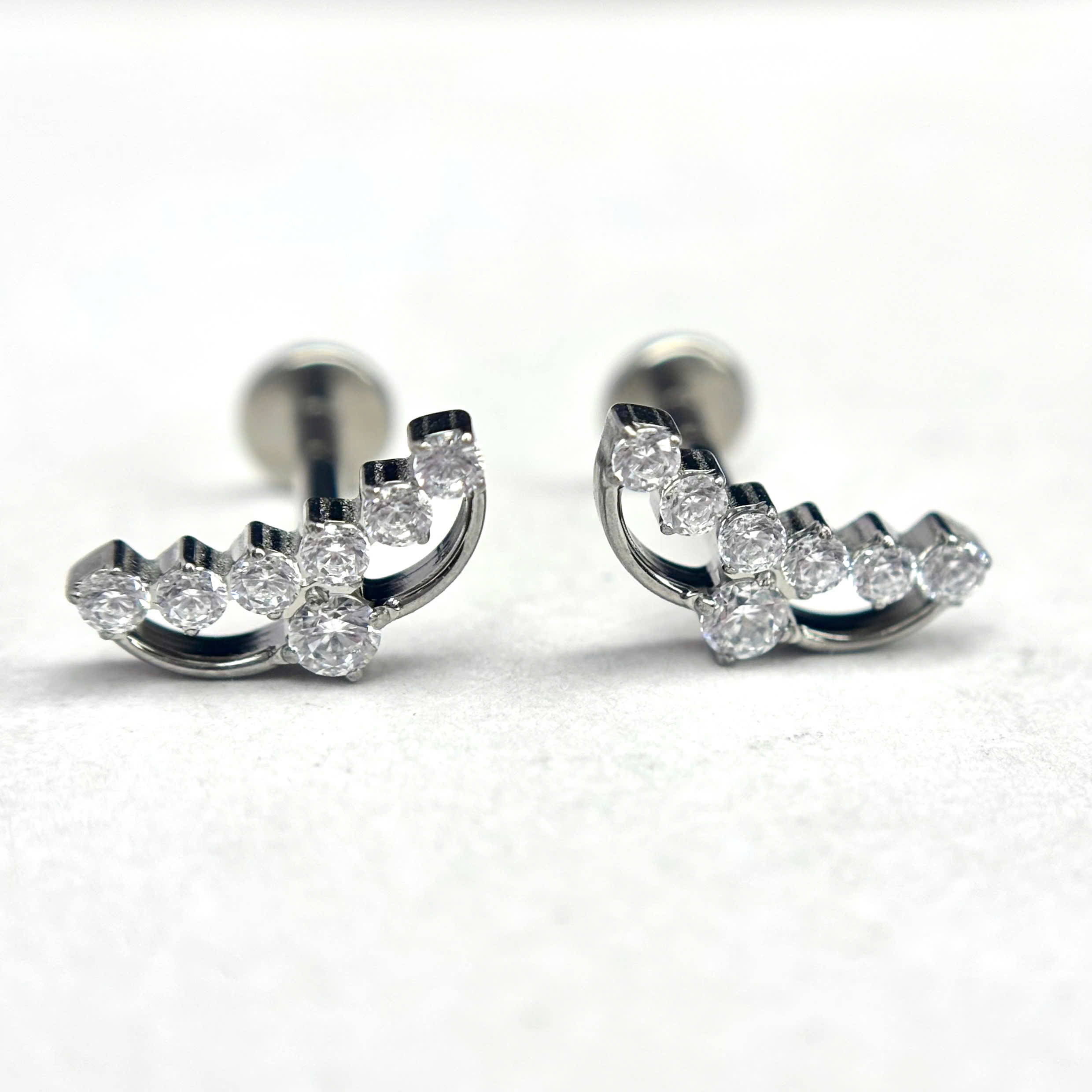 Khuyên kiểu titan 7 đá trắng