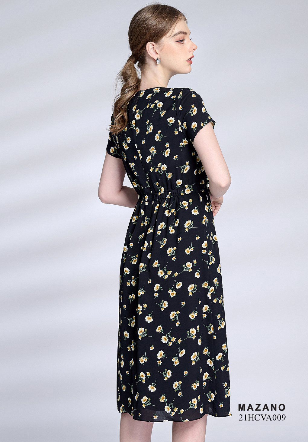 Váy đen họa tiết hoa bùng eo xếp ly cổ_thumbnail_1