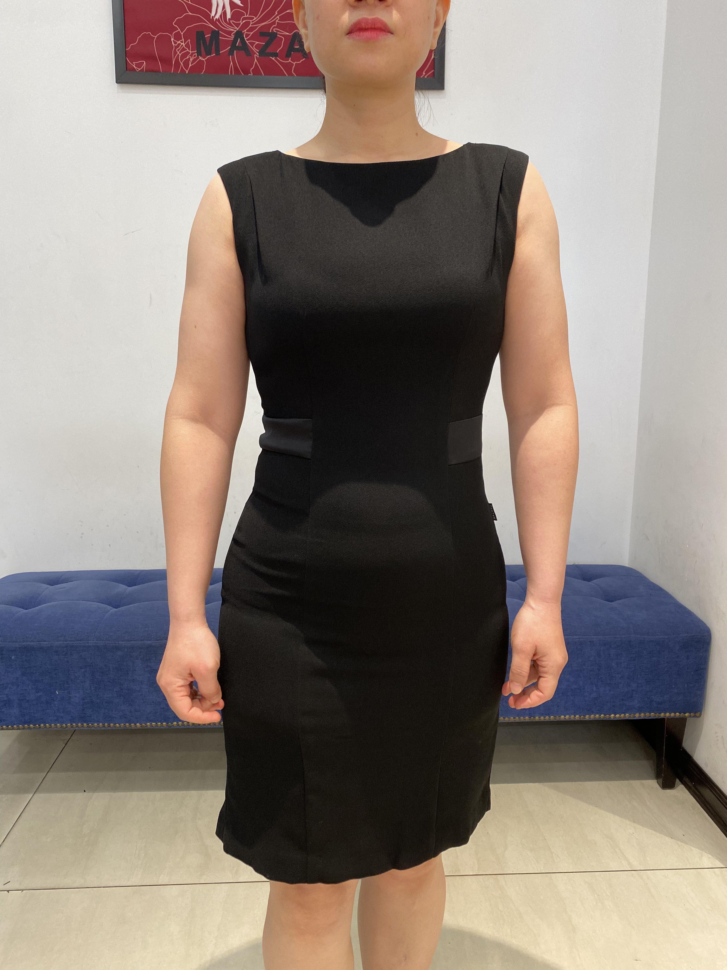 Đầm đen thân ôm sát tay