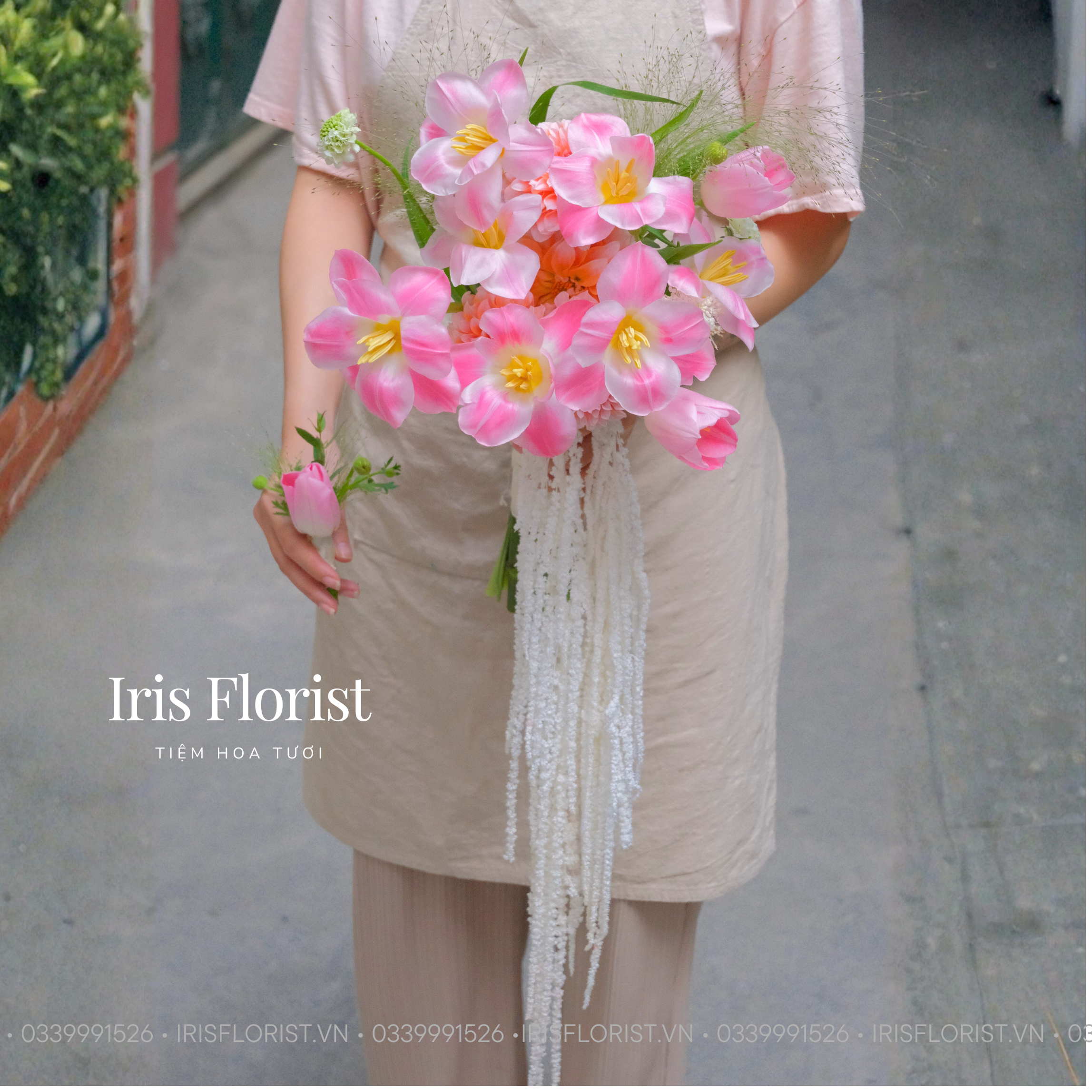 Bó hoa cưới Tulip hồng mix dền rủ trắng