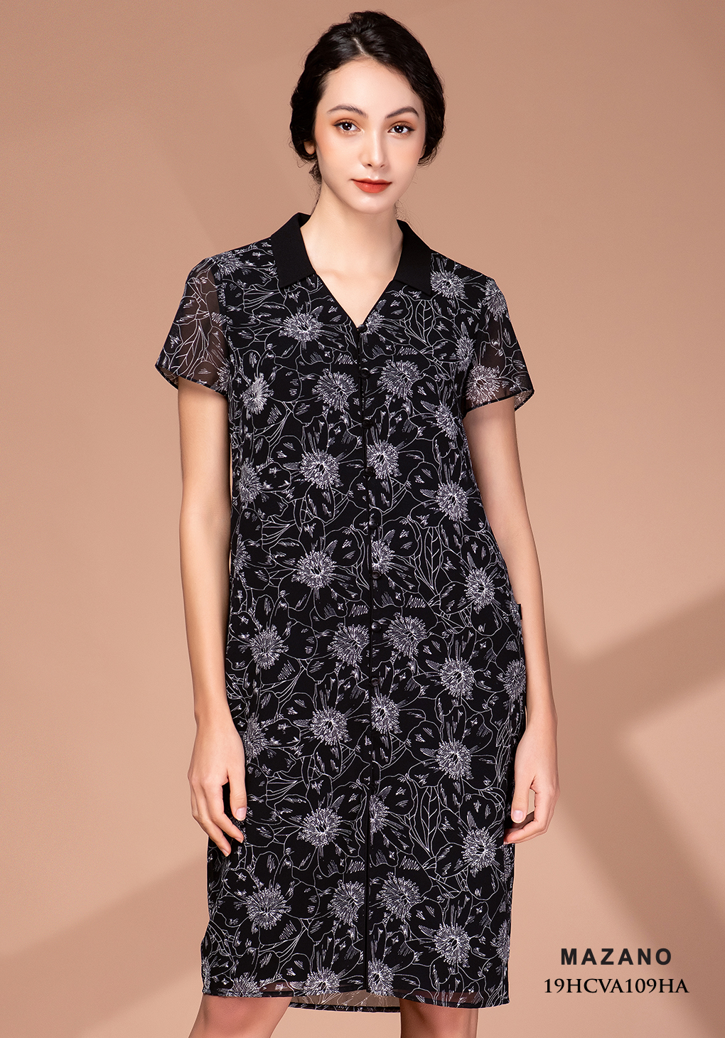 Đầm đen sơ mi phối họa tiết cổ tim