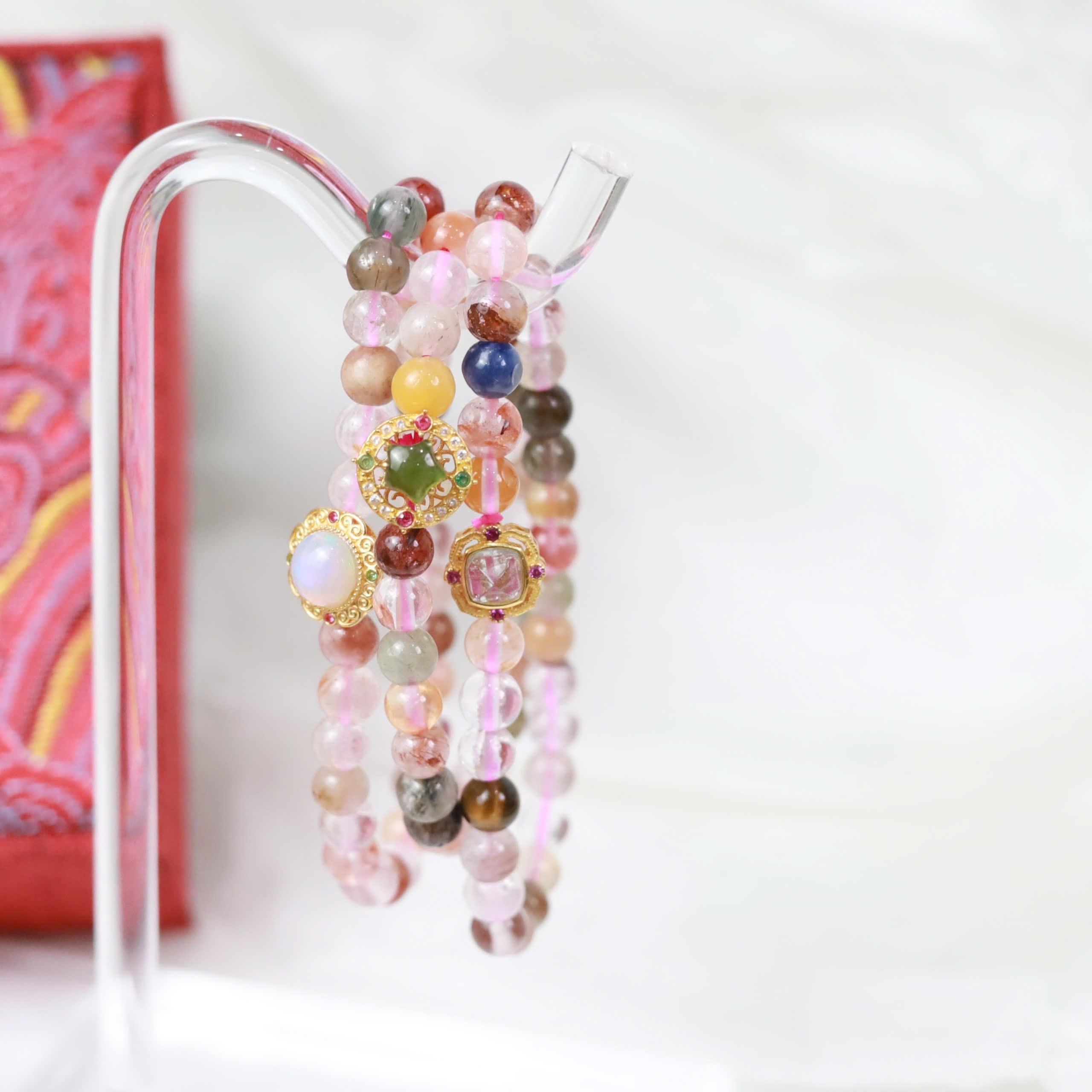 Vòng tay thạch anh dâu đa sắc mix charm mạ vàng