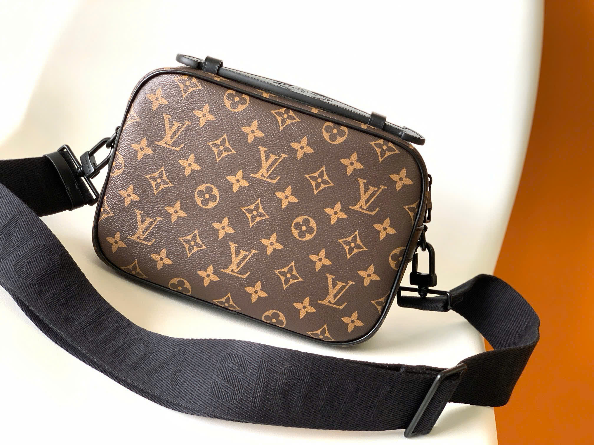 Túi đeo chéo nam Louis Vuitton S Lock Messenger Bag hoa nâu_thumbnail_1