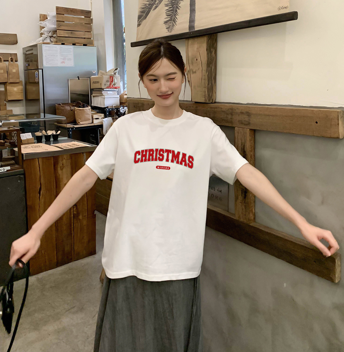 Áo thun nữ giáng sinh noel form vừa regular vải cotton 4c thoáng mát 1761 Miucho Chic Chic in typography_thumbnail_5