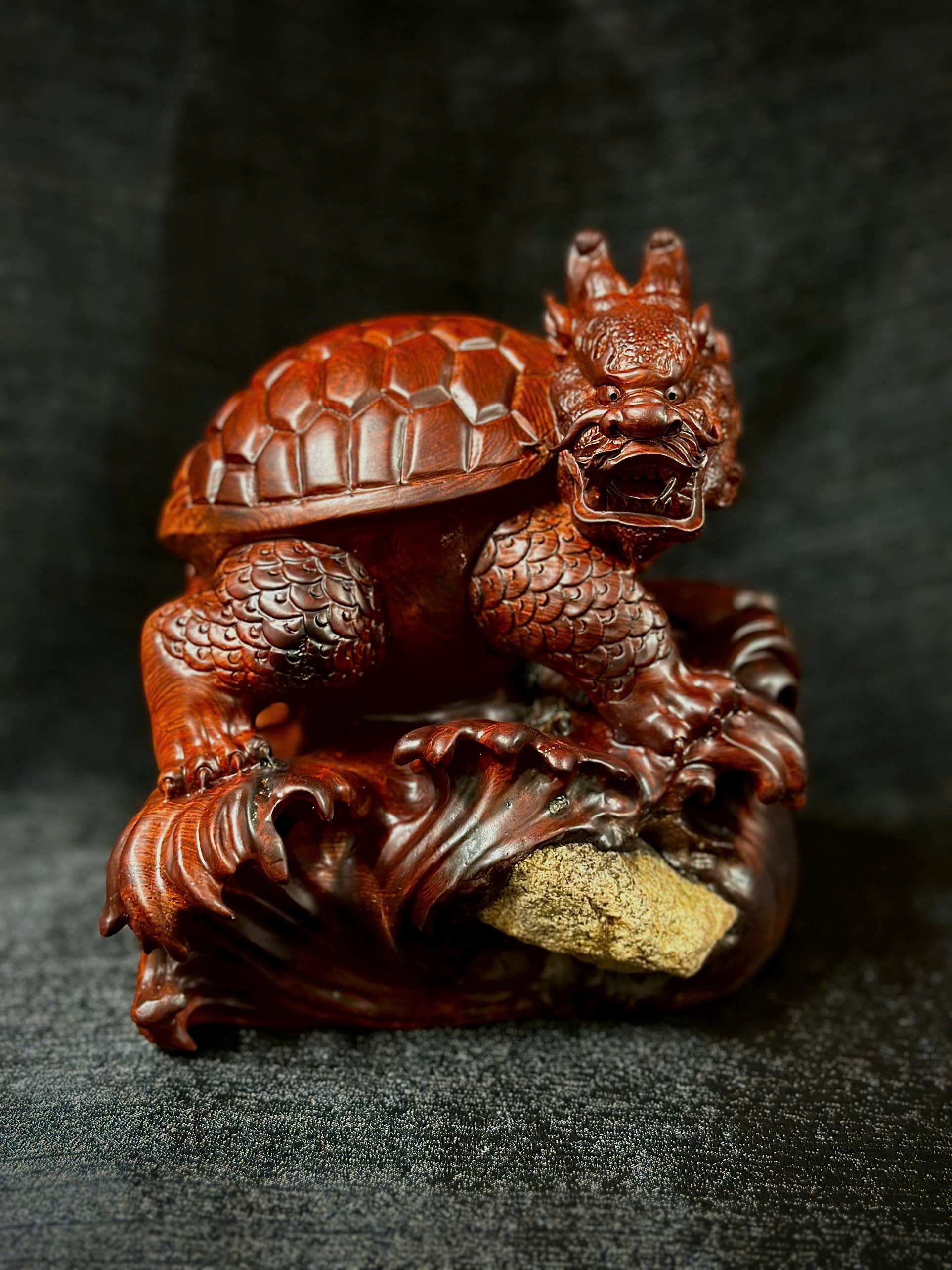 TƯỢNG LONG QUY - GỖ HƯƠNG ÔM ĐÁ