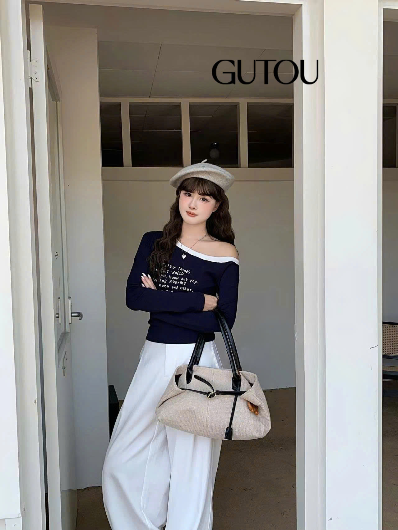 [ GUTOU ] Áo Lệch Vai Phối Viền Chữ In “Sun Moon You”