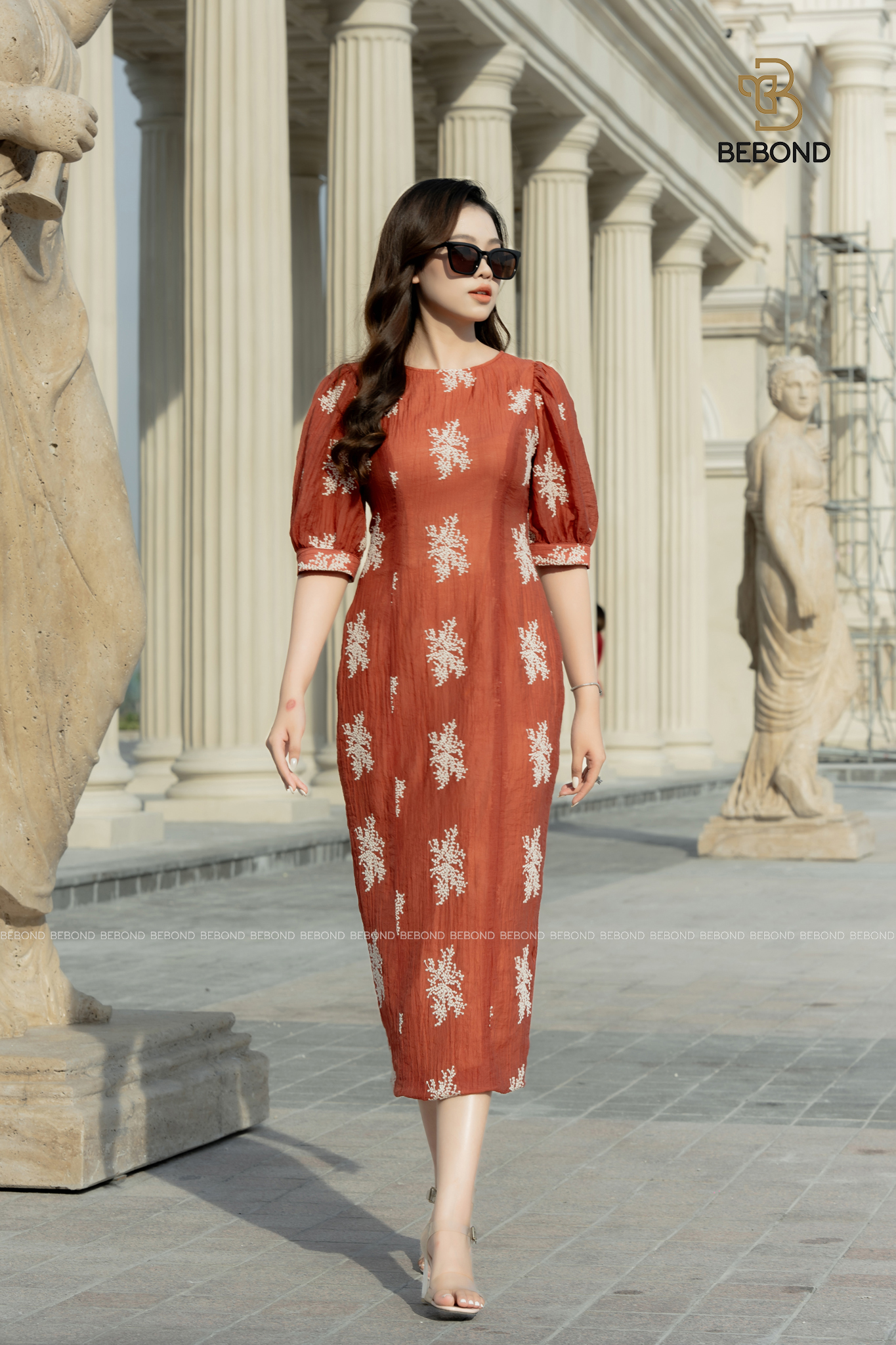 Đầm Tơ đũi sóng thêu hoa màu đỏ Shirina