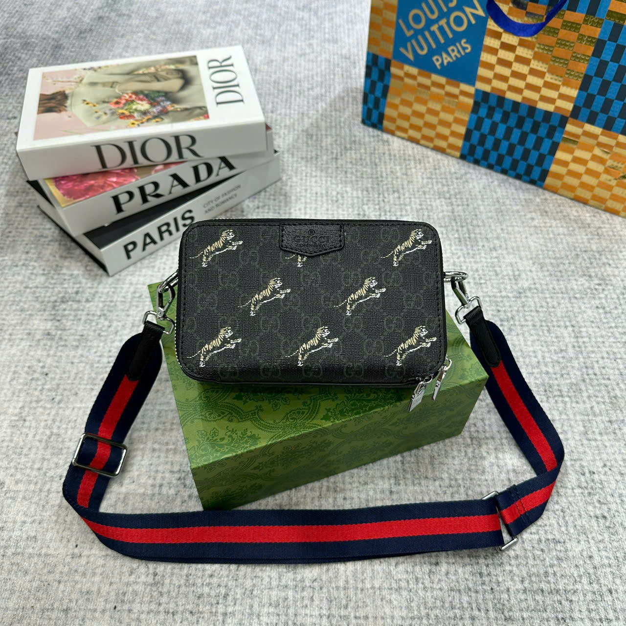 Túi đeo chéo Gucci hộp chữ nhật họa tiết hoa hổ